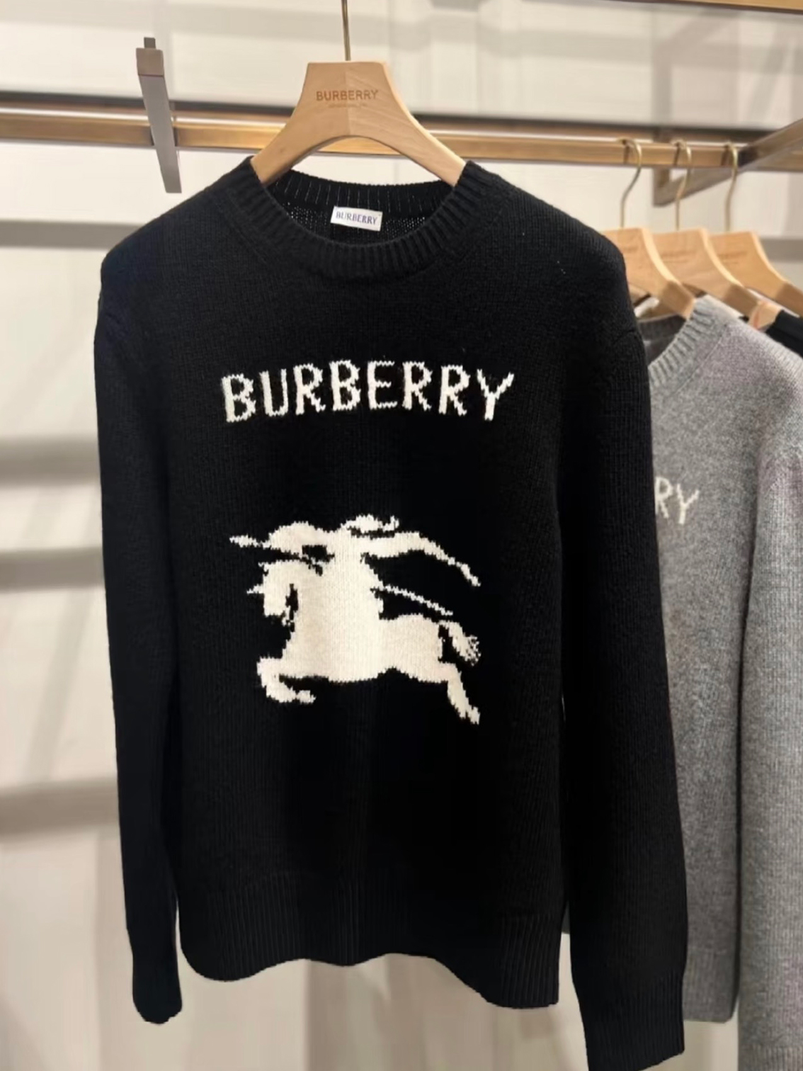 BURBERRY 24FW骑士提花Logo羊毛混纺针织衫 ●正品11275购入开发 ●羊毛澳羊绒混纺纱线 ●采用日本进口 BURBERRY 24FW骑士提花Logo羊毛混纺针织衫 ●正品11275购入开发 ●羊毛澳羊绒混纺纱线 ●采用日本进口