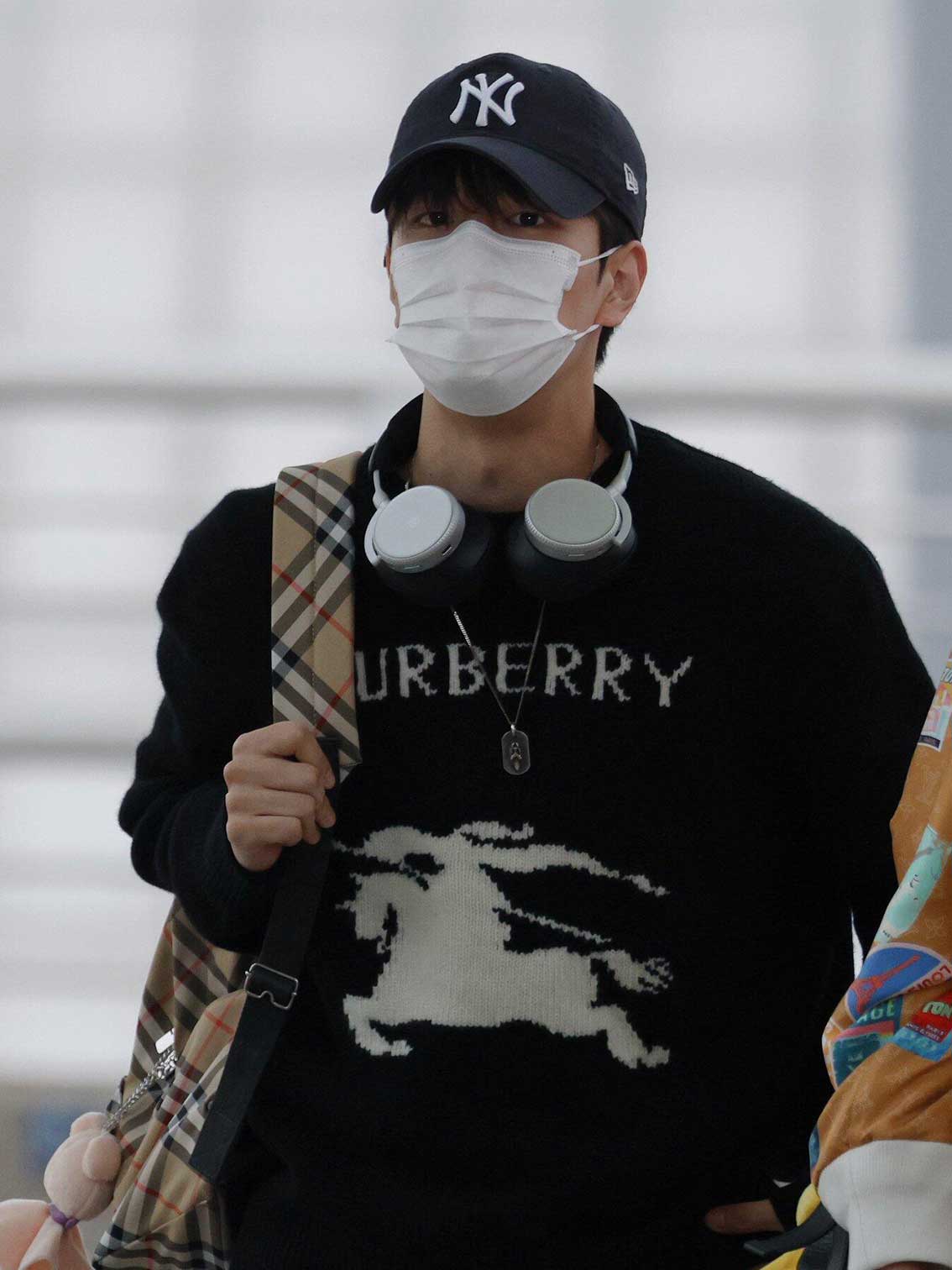 BURBERRY 24FW骑士提花Logo羊毛混纺针织衫 ●正品11275购入开发 ●羊毛澳羊绒混纺纱线 ●采用日本进口