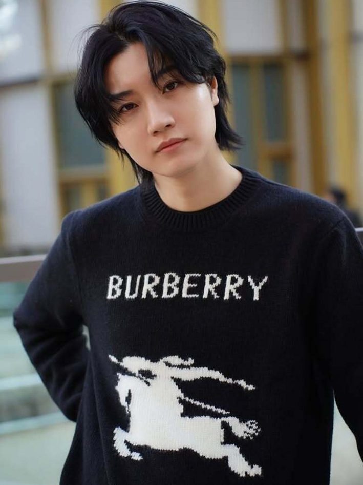 BURBERRY 24FW骑士提花Logo羊毛混纺针织衫 ●正品11275购入开发 ●羊毛澳羊绒混纺纱线 ●采用日本进口 BURBERRY 24FW骑士提花Logo羊毛混纺针织衫 ●正品11275购入开发 ●羊毛澳羊绒混纺纱线 ●采用日本进口