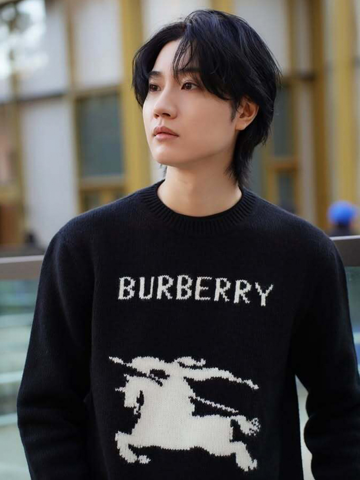 BURBERRY 24FW骑士提花Logo羊毛混纺针织衫 ●正品11275购入开发 ●羊毛澳羊绒混纺纱线 ●采用日本进口 BURBERRY 24FW骑士提花Logo羊毛混纺针织衫 ●正品11275购入开发 ●羊毛澳羊绒混纺纱线 ●采用日本进口