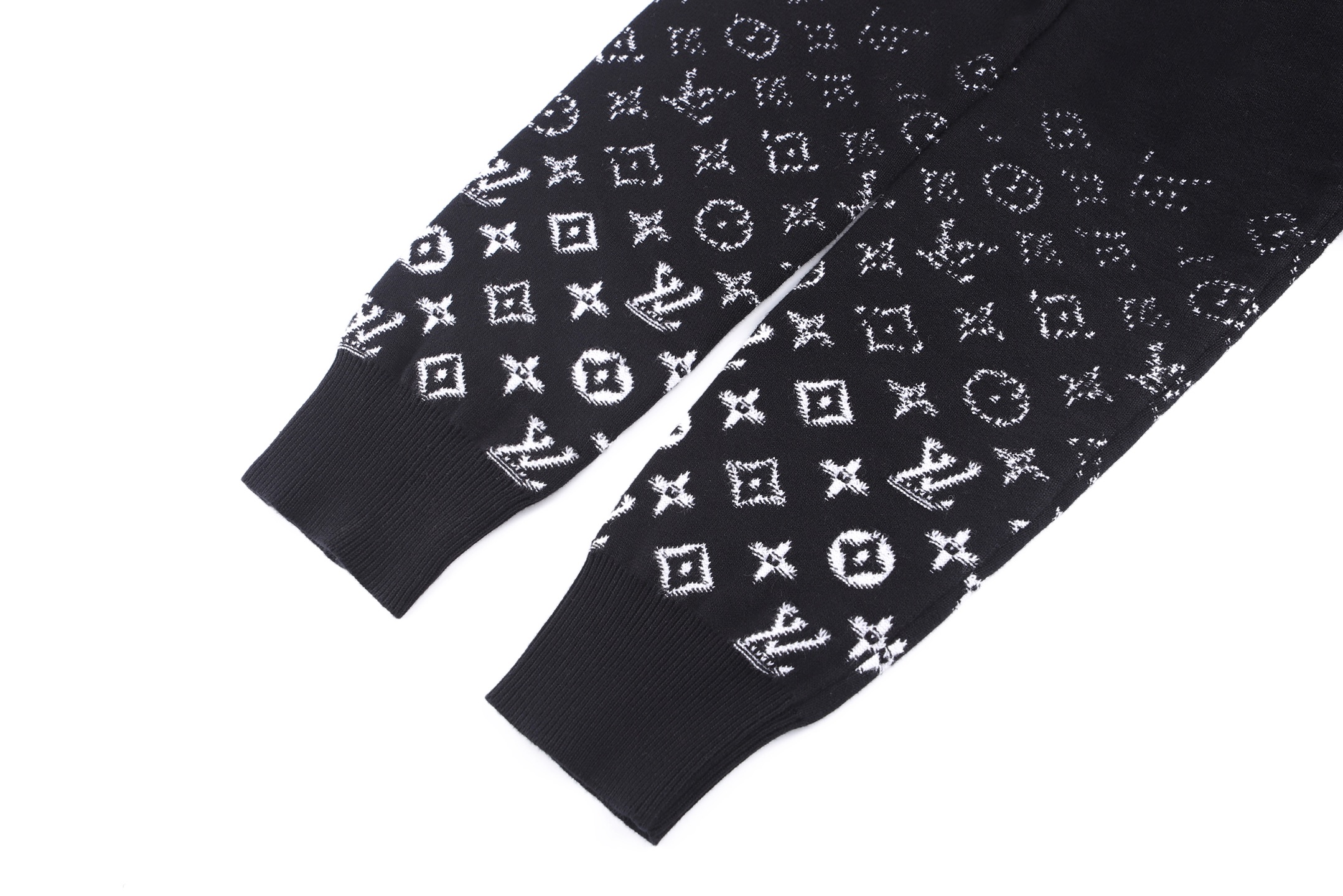 LOUIS VUITTON 23FW棉质渐变提花Logo连帽衫 ●正品13300购入开发 ●60支精梳棉双股纱线 ●采用