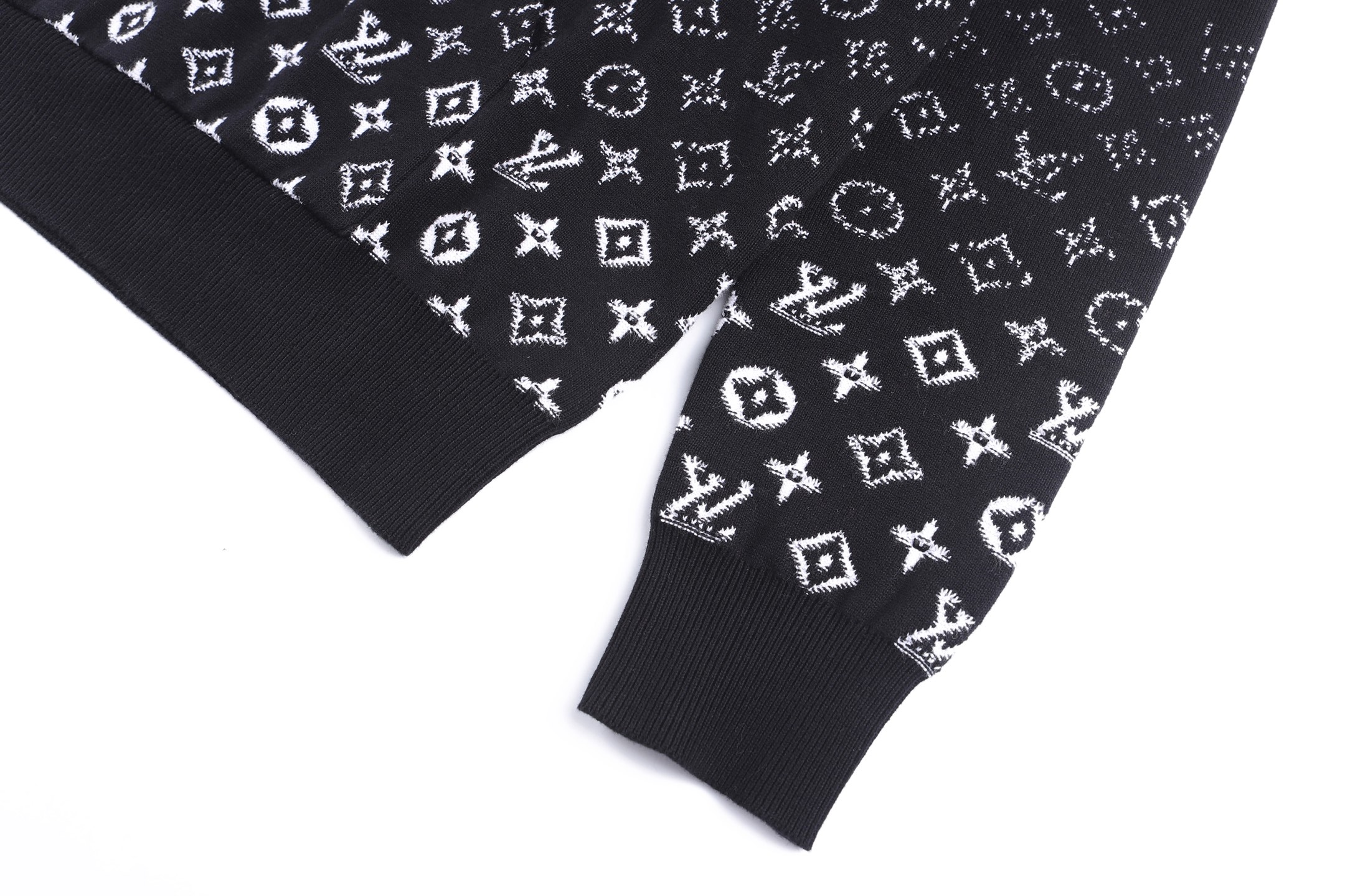 LOUIS VUITTON 23FW棉质渐变提花Logo连帽衫 ●正品13300购入开发 ●60支精梳棉双股纱线 ●采用