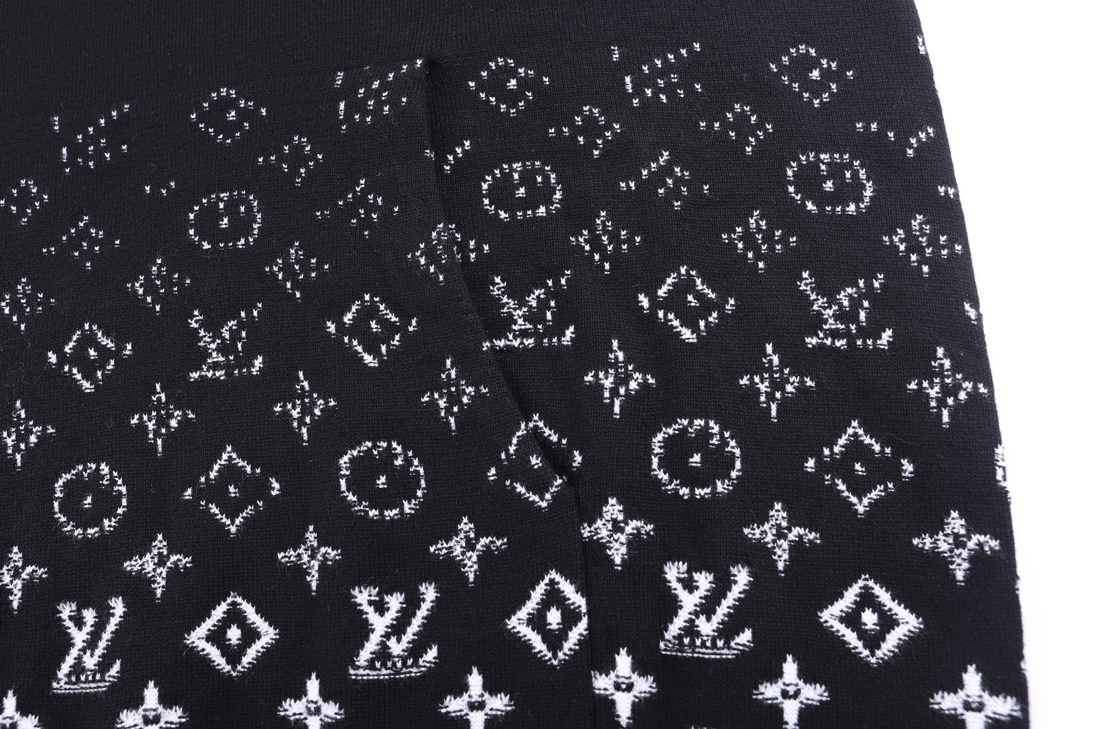 LOUIS VUITTON 23FW棉质渐变提花Logo连帽衫 ●正品13300购入开发 ●60支精梳棉双股纱线 ●采用
