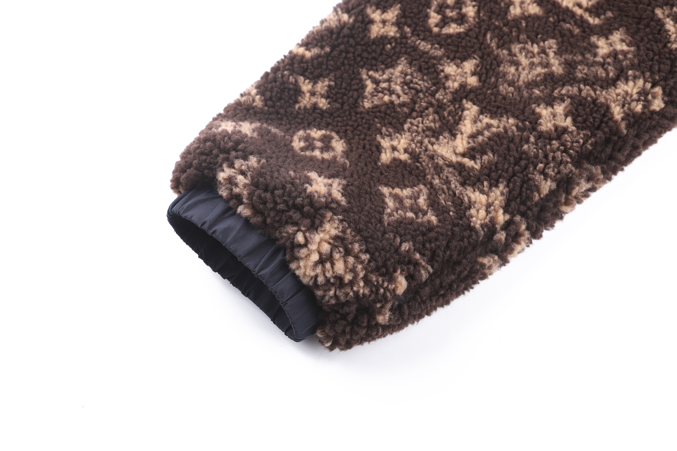 LV 26FW Monogram双面穿抓绒束腰夹克 ●正品22600购入开发 ●定制提花云感摇粒绒面料 ●定染100%腈