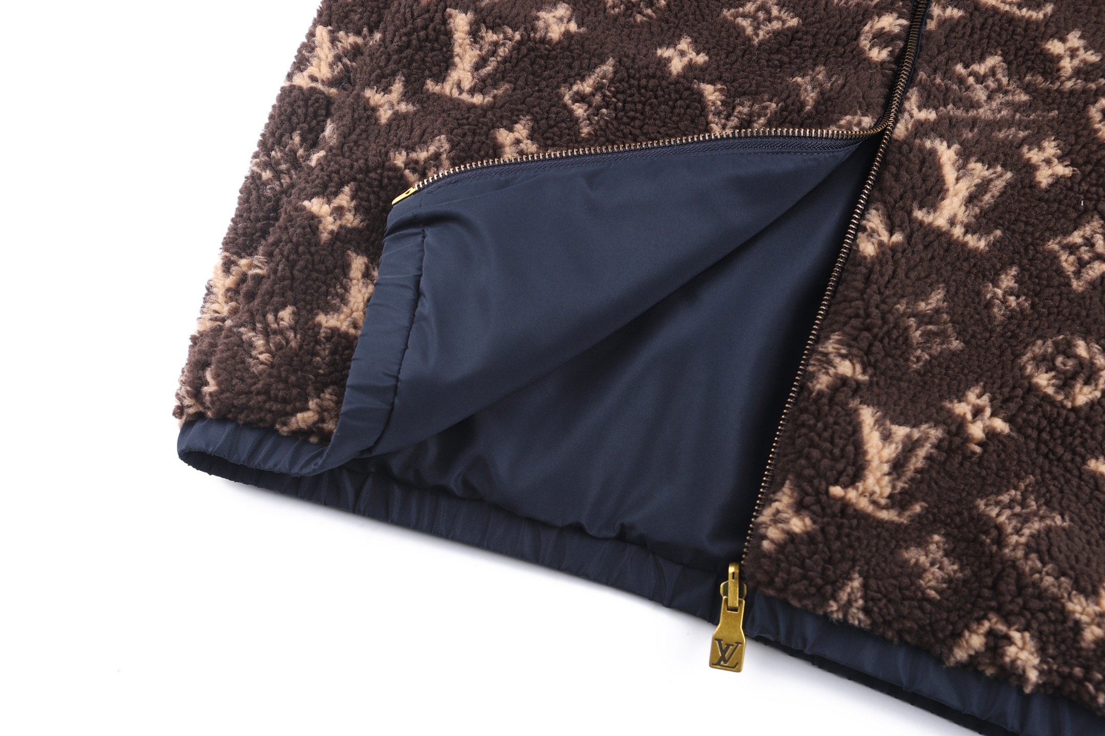 LV 26FW Monogram双面穿抓绒束腰夹克 ●正品22600购入开发 ●定制提花云感摇粒绒面料 ●定染100%腈