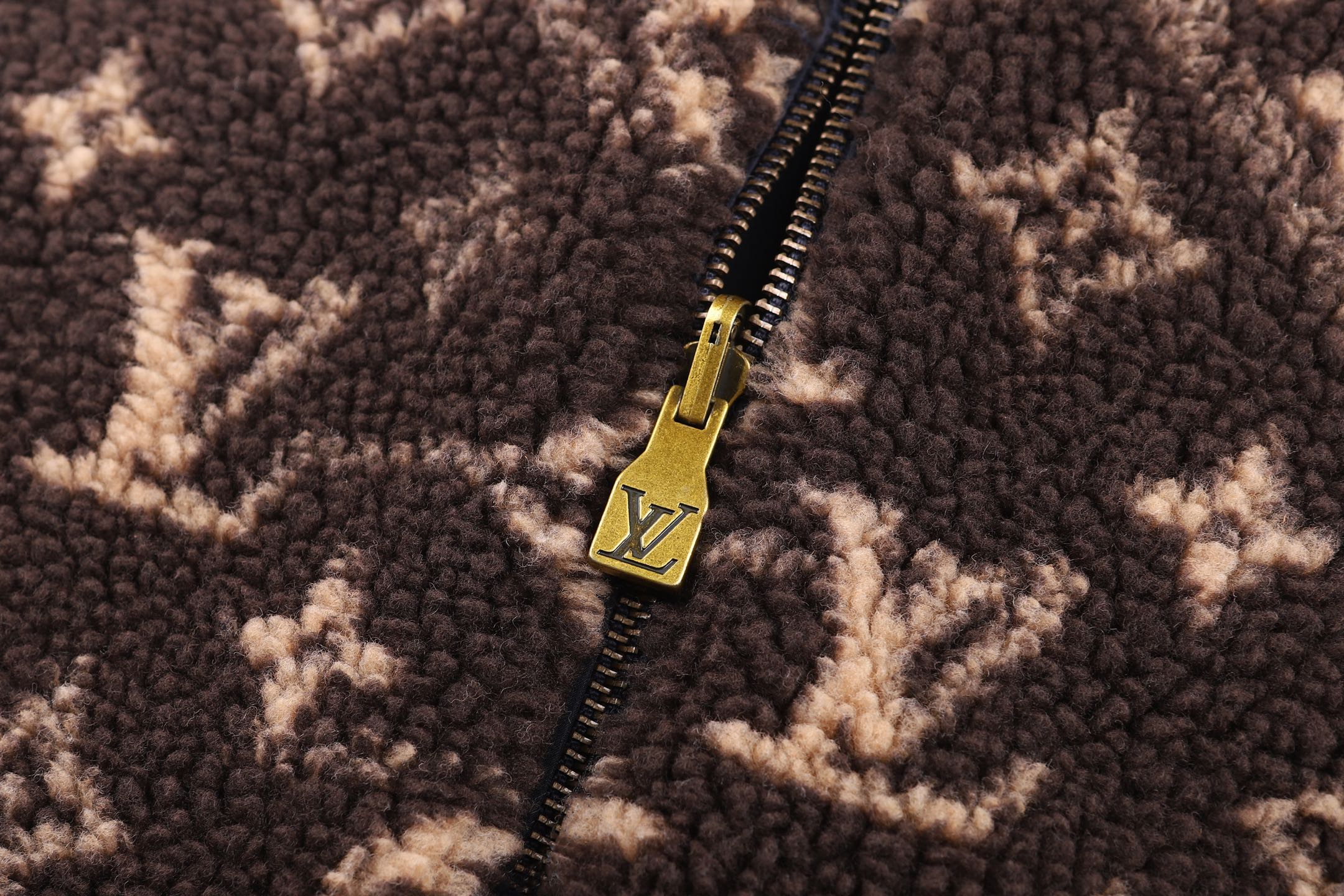 LV 26FW Monogram双面穿抓绒束腰夹克 ●正品22600购入开发 ●定制提花云感摇粒绒面料 ●定染100%腈