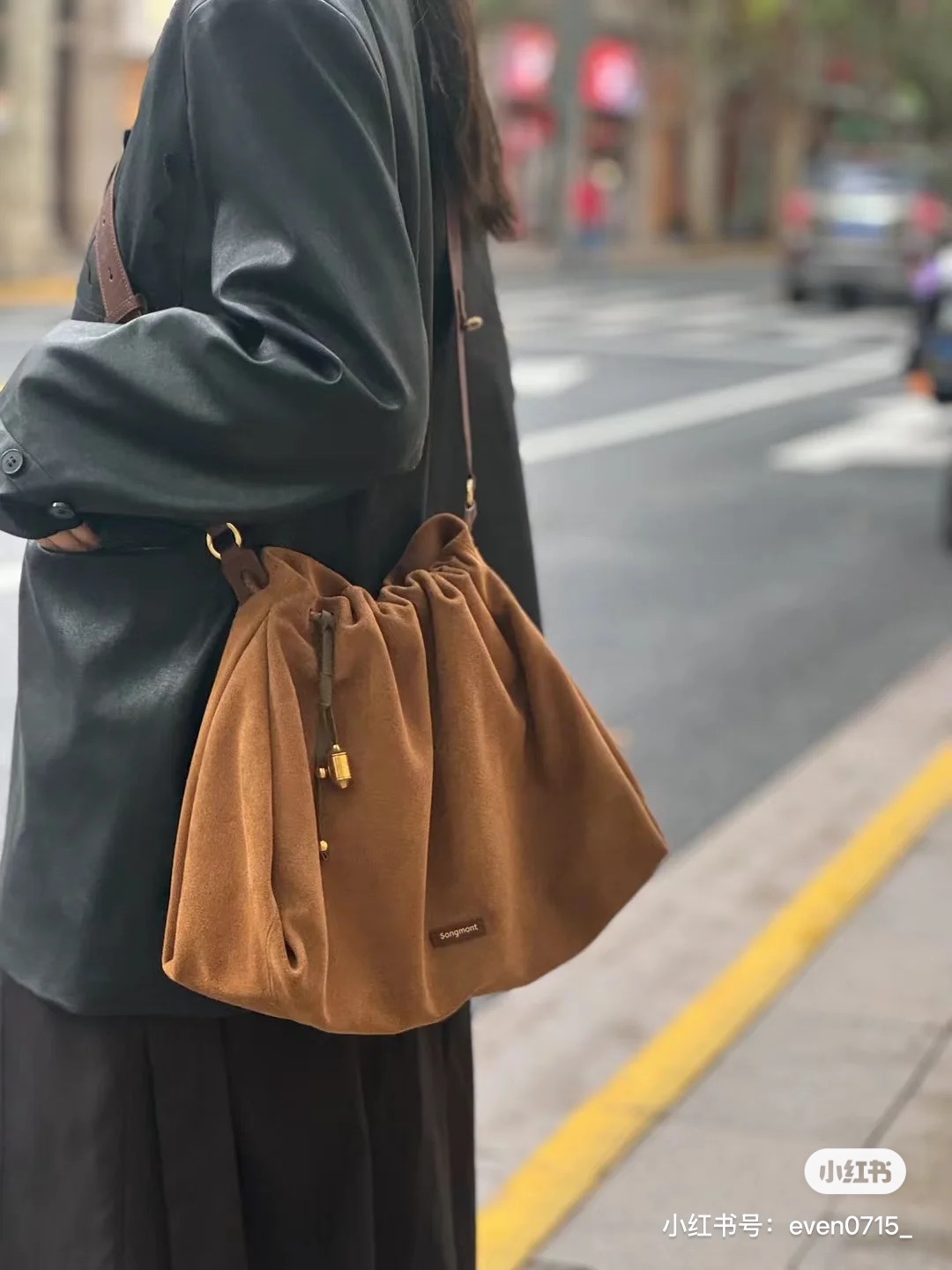 Crafted from deerskin, this hobo bag features a relaxed silhouette with - Comprehensive 3