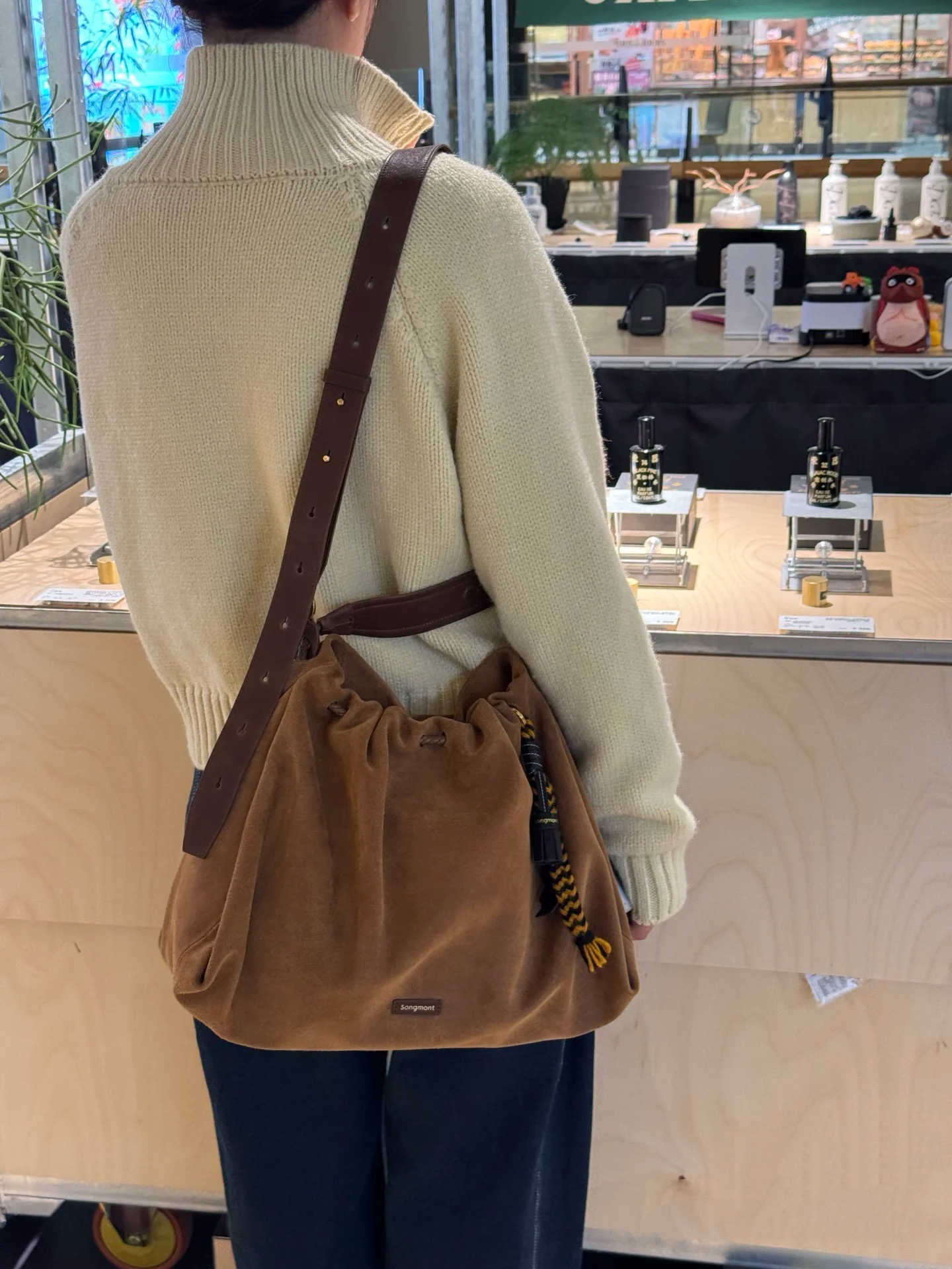 A unisex bag featuring an effortless, relaxed silhouette - Comprehensive 2