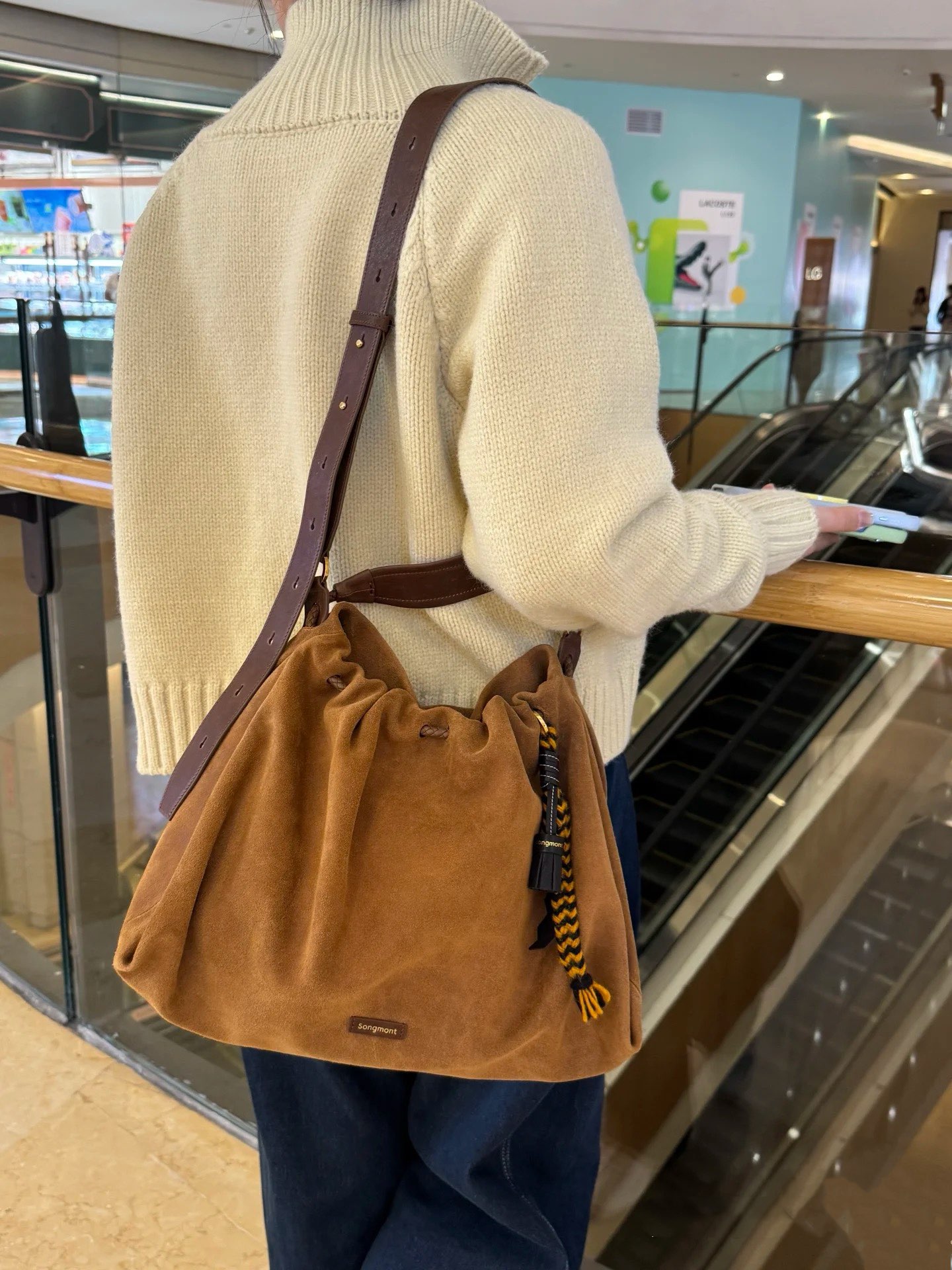 A unisex bag featuring an effortless, relaxed silhouette - Comprehensive 4