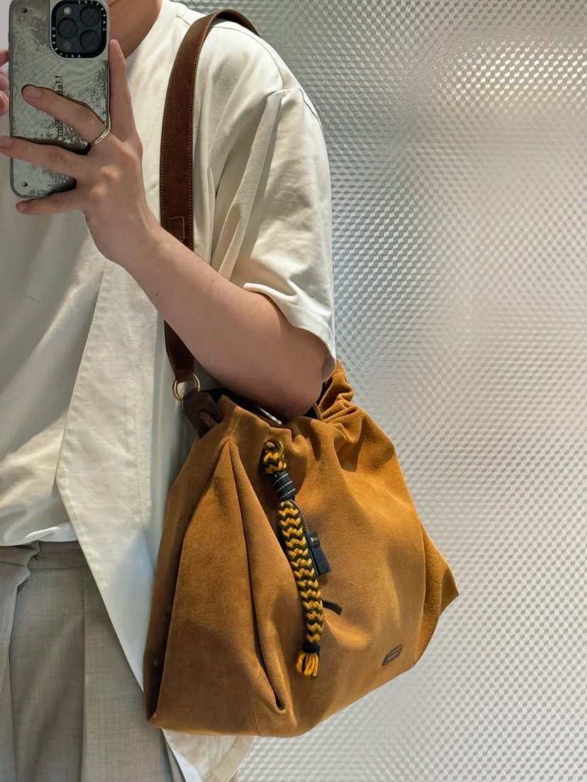 A unisex bag featuring an effortless, relaxed silhouette - Comprehensive 7