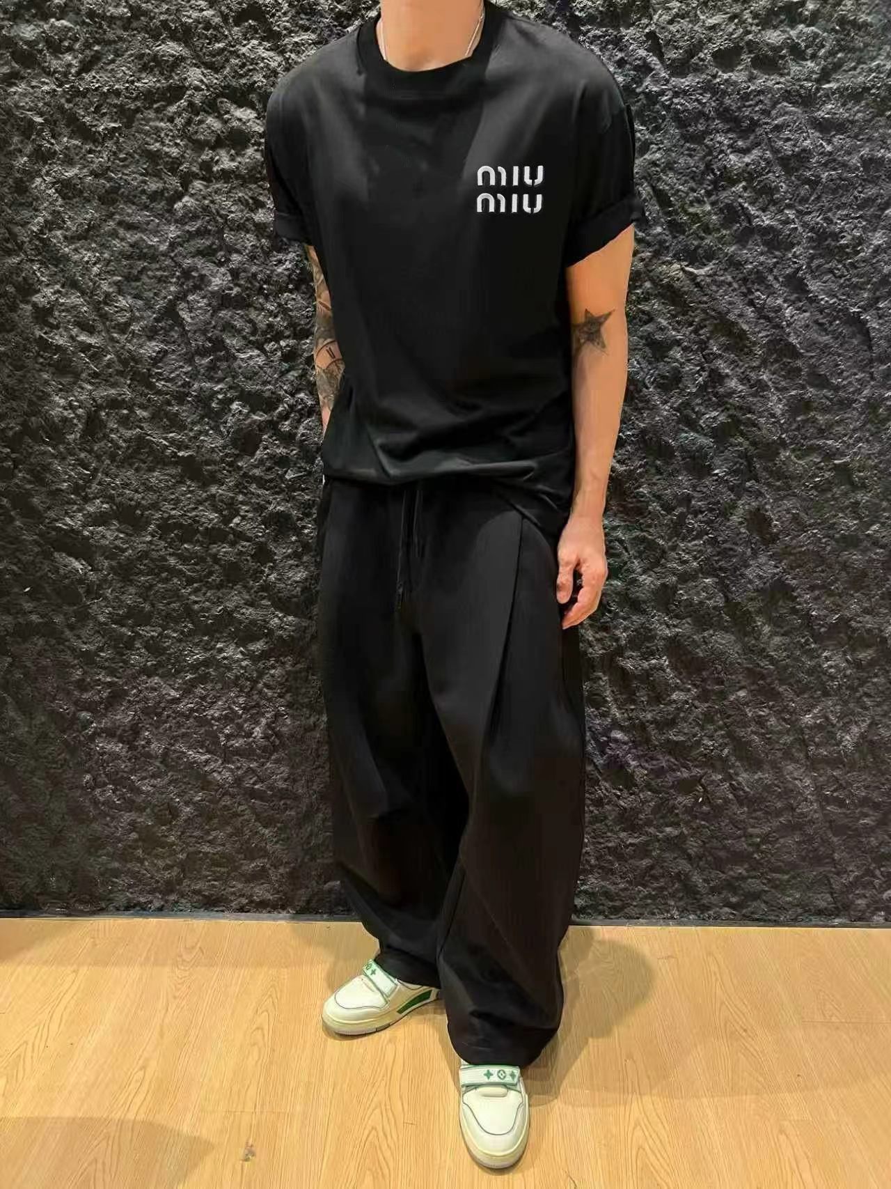P75 miu*miu camiseta de manga corta con bordado en blanco y negro, nueva temporada primavera/verano, tela de …