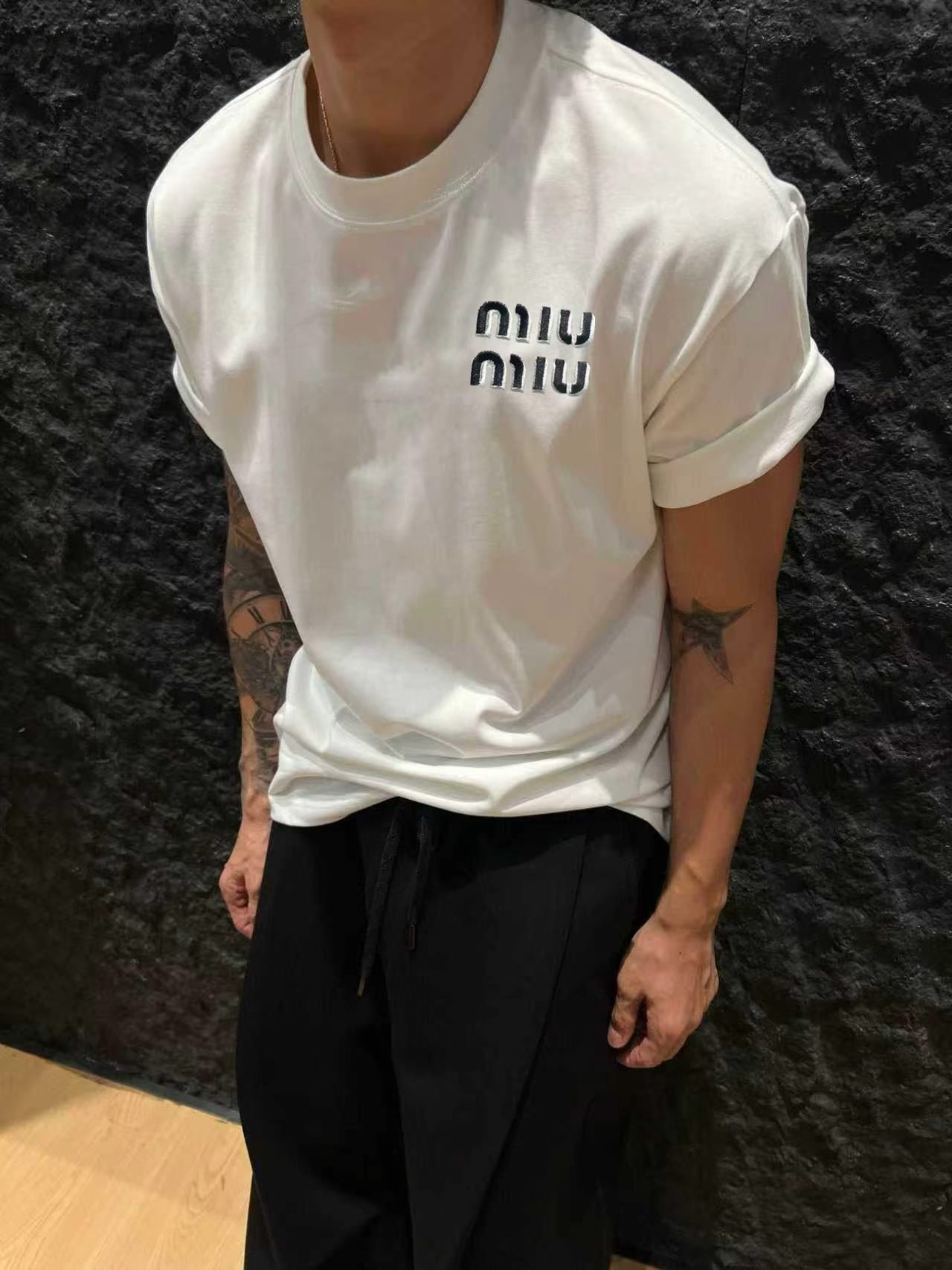 P75 miu*miu camiseta de manga corta con bordado en blanco y negro, nueva temporada primavera/verano, tela de …