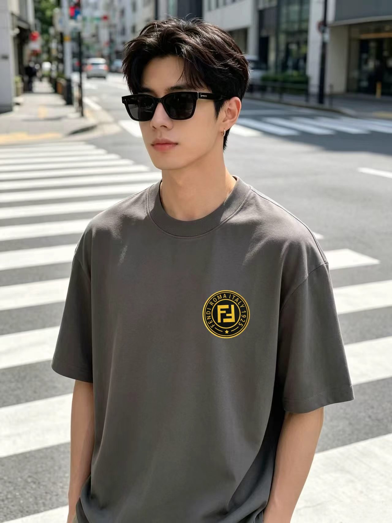 P85 Fend/Fendi* Camiseta de manga corta con insignia redonda romana estampada y botones decorativos, nueva temporada pr…