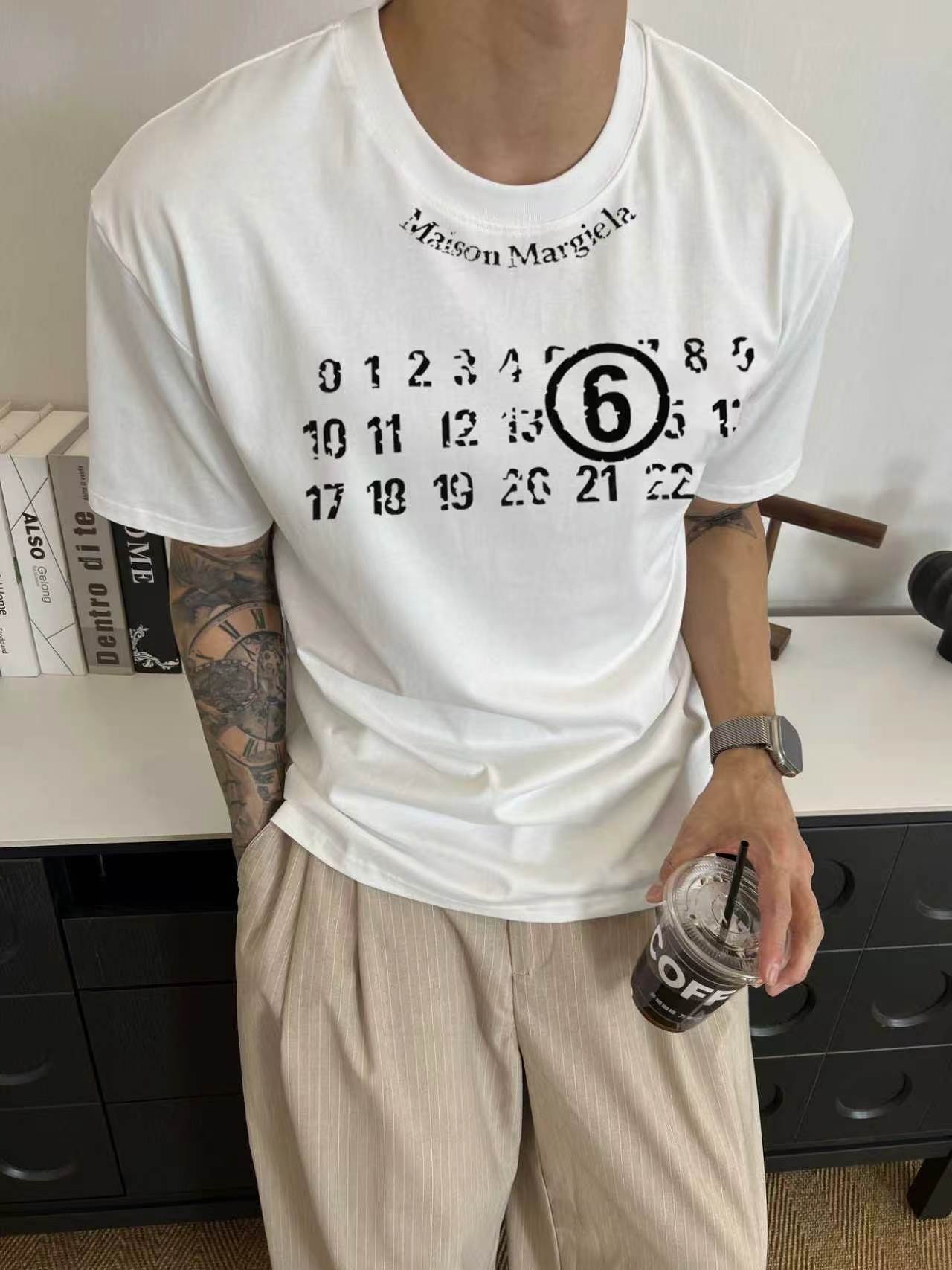 P85 mm6/Margiela camiseta de algodón de punto liso de doble hilo de manga corta con estampado de calendario digital y c…