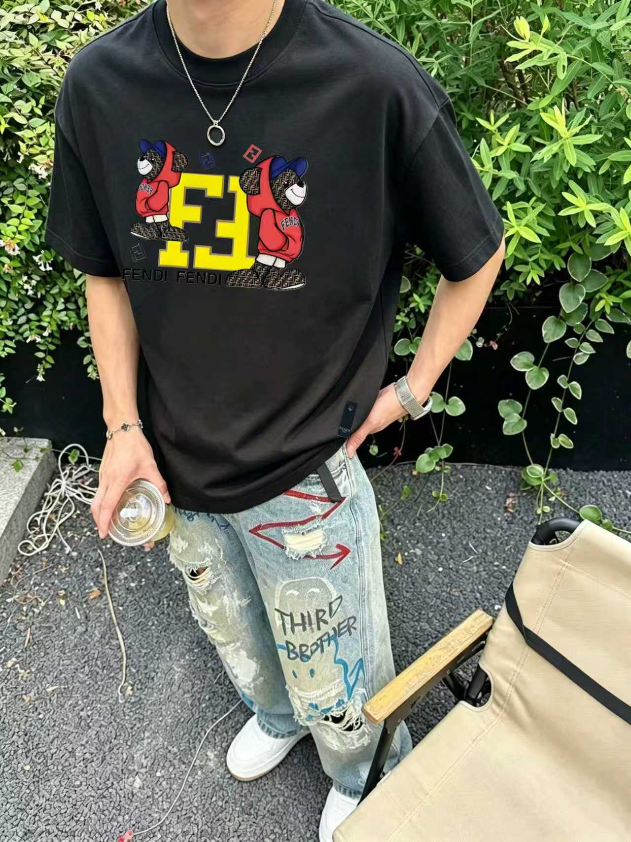 P85 Fend/Fendi* Doble F con oso de dibujos animados y botones decorativos estampados, nueva temporada primavera/verano,…