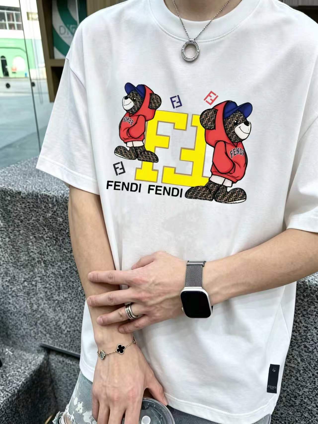 P85 Fend/Fendi* Doble F con oso de dibujos animados y botones decorativos estampados, nueva temporada primavera/verano,…