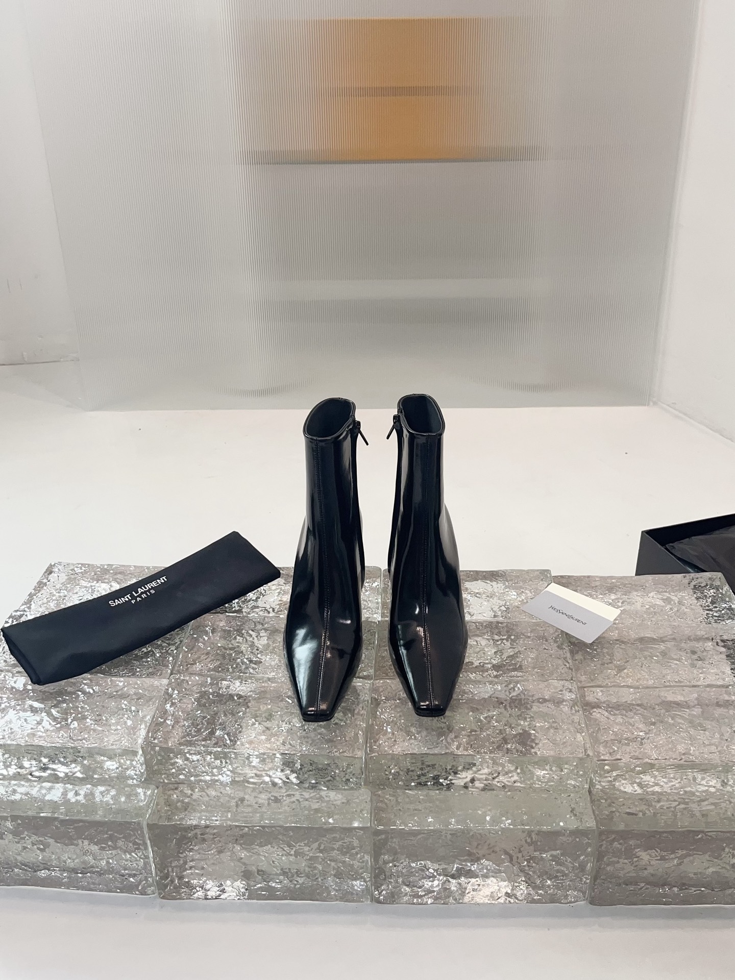 NO:558858,.Saint Laurent high-heeled boots, the design highlight of YSL's boots is its unique round-toe shoe, which has a strong visual impact and brings you more charm. [Material] Upper cowhide Original lining Original outsole Original outsole Heel height: 7 Size 35-39 Other sizes are customized, boots, saint laurent, saint laurent, boots, cowhide19860909.圣罗兰高跟长靴,YSL这款靴子的设计亮点在于其独特圆头鞋,强烈的视觉冲击力为您带来更多魅力气场.【材质】 鞋面牛皮 内里原版内里 大底原版大底 跟高 : 7 码数35-39 其他码数定做,靴子,saint laurent,saint laurent,boots,cowhide,Women's Shoes