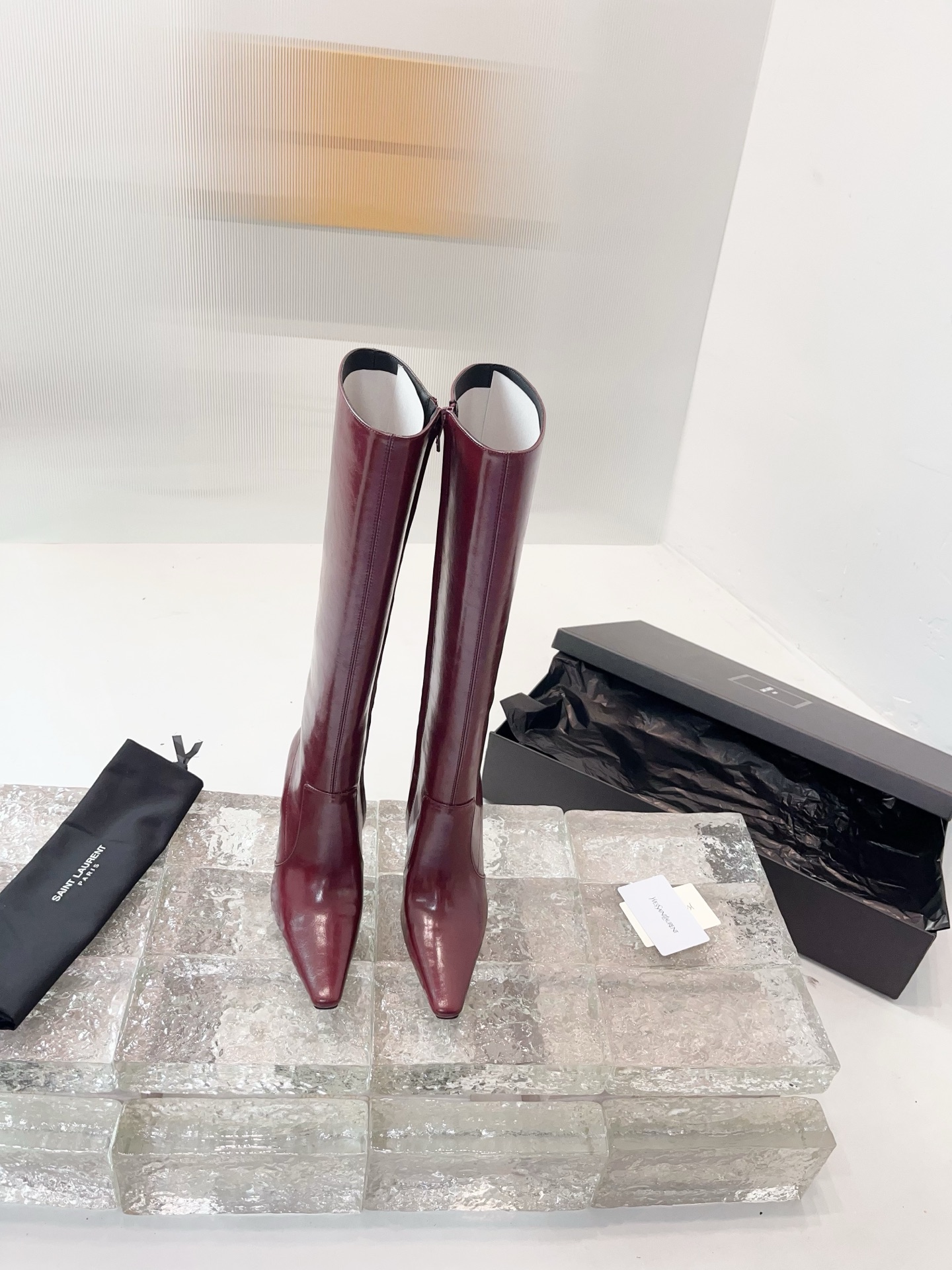 NO:558853,Saint Laurent high-heeled boots, the design highlight of YSL's boots is its unique round-toe shoe, which has a strong visual impact and brings you more charm. [Material] Upper cowhide Original lining Original outsole Original outsole Heel height: 10 Size 35-39 Other sizes are customized, boots, saint laurent, saint laurent, boots, cowhide19860909圣罗兰高跟长靴,YSL这款靴子的设计亮点在于其独特圆头鞋,强烈的视觉冲击力为您带来更多魅力气场.【材质】 鞋面牛皮 内里原版内里 大底原版大底 跟高 : 10 码数35-39 其他码数定做,靴子,saint laurent,saint laurent,boots,cowhide,Women's Shoes