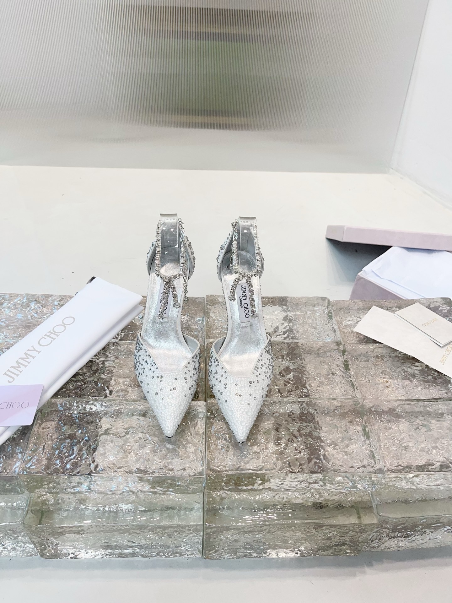 JIMMY CHOO Escarpins Sandales à talons Sandales à brides dans le dos Escarpins à bout pointu et découpe basse Brides en cristal + cuir de mouton importé Cuir de mouton grainé et cristal