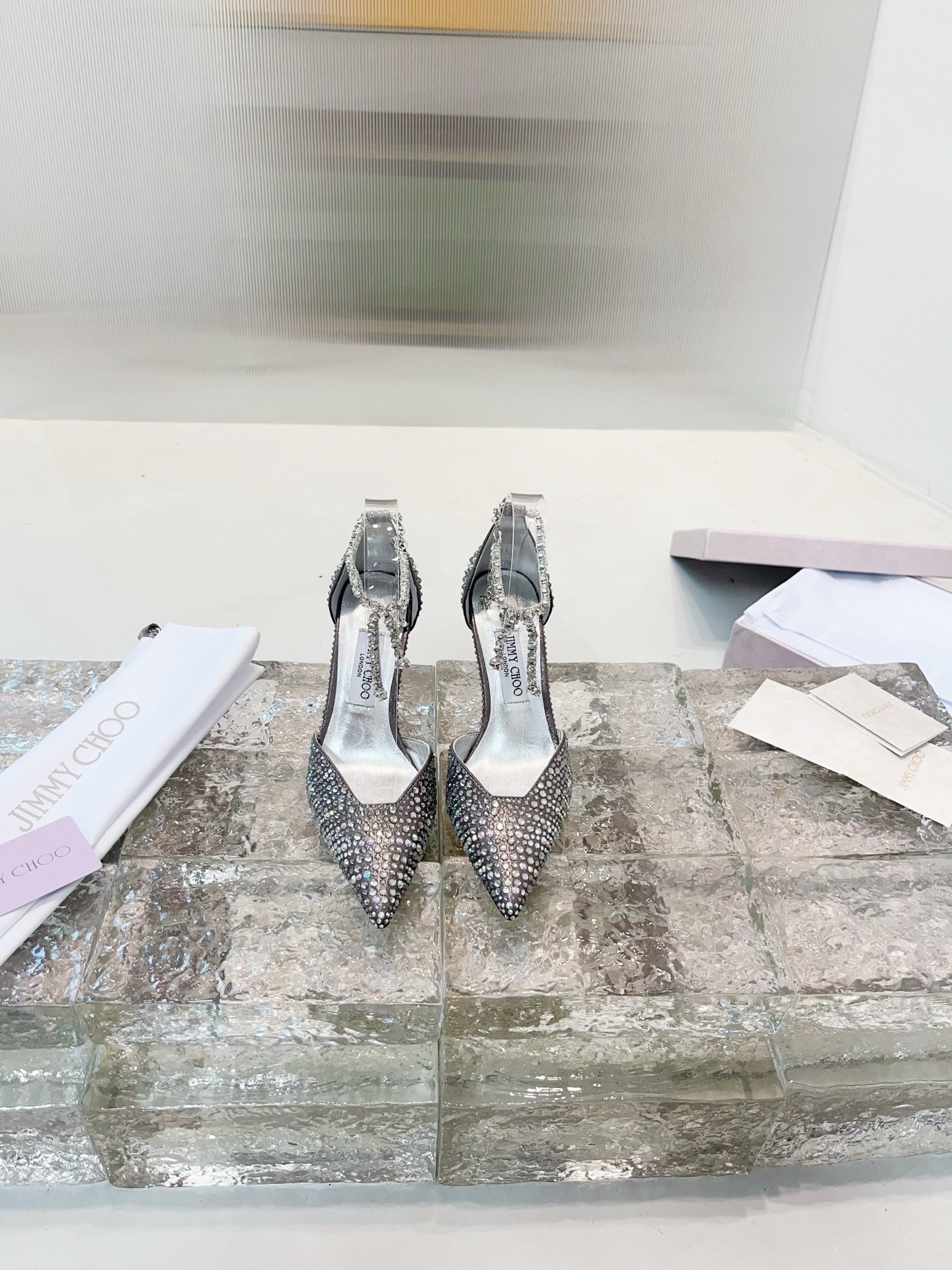 JIMMY CHOO Escarpins Sandales à talons Sandales à brides dans le dos Escarpins à bout pointu et découpe basse Brides en cristal + cuir de mouton importé Cuir de mouton grainé cristal