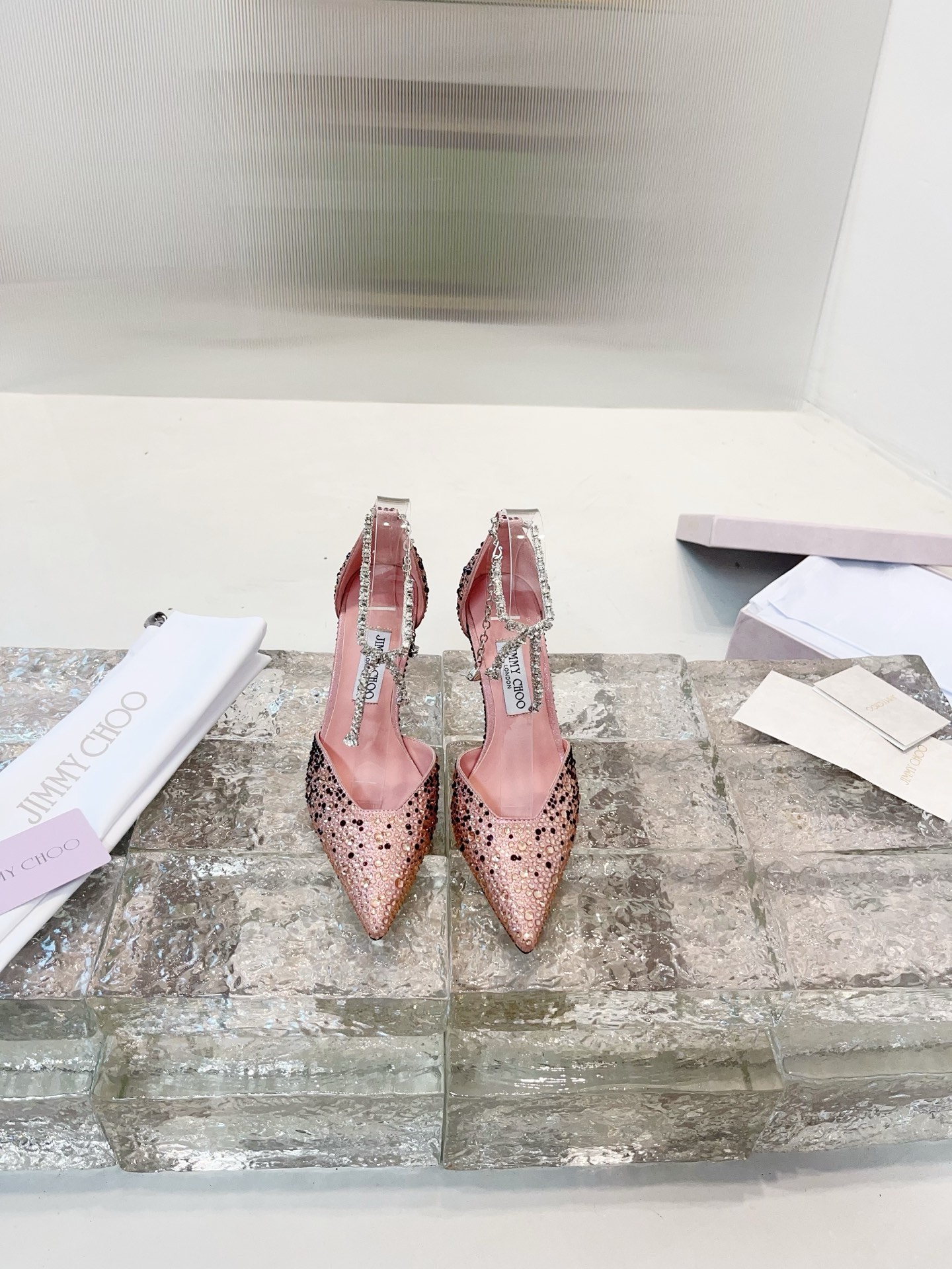JIMMY CHOO Escarpins Sandales à talons Sandales à brides ouvertes à l'arrière Chaussures à bout pointu et décolleté Brides en cristal + cuir de mouton importé Cuir de mouton grainé et cristal