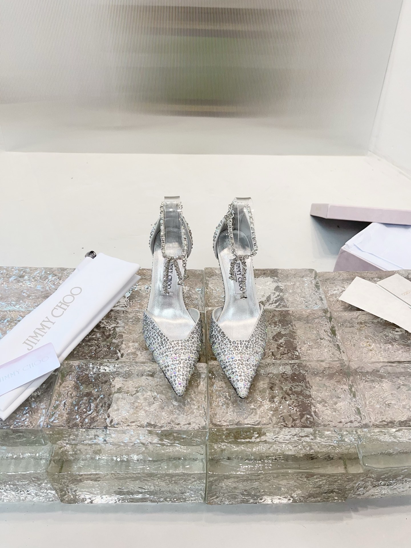JIMMY CHOO Escarpins Sandales à talon Sandales à brides ouvertes à l'arrière Chaussures à bout pointu et décolleté Brides en cristal + cuir de mouton importé Cuir de mouton grainé cristal