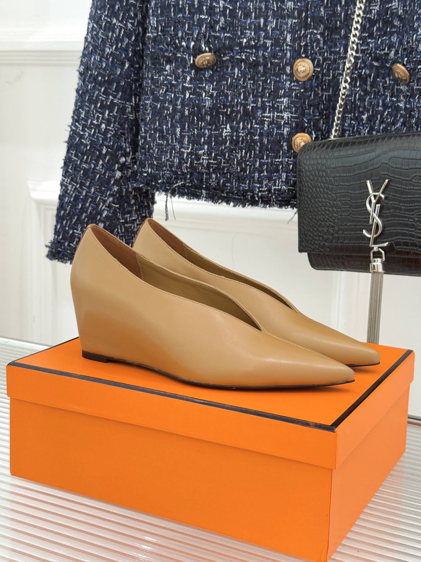 NO:682520,Hermès/Hermès 25WF new pointed toe V-mouth wedge shoes When the sharpness of the pointed toe meets the soft arc of the V-mouth, this pair of shoes uses concise lines to reshape the elegant silhouette. The craftsmanship of the Italian workshop is devoted to every inch of leather. The delicate touch and stiff shoe shape form an excellent balance, showing a calm aura when walking. The deep and narrow V-mouth extends naturally along the instep, like a precisely cut light and shadow, visually elongating the leg line, with a neat pointed toe design  There is no need to exaggerate the heel to achieve the golden ratio of three to seven points. The inclination angle of the custom wedge heel has been adjusted repeatedly. From commuting to morning meetings to dinner strolls, you can walk all day without burden. Every step is like stepping on soft clouds. Elegance is never at the expense of comfort. The fabric is made of original custom leather. The inner pads are all sheepskin. Italian imported leather outsole size 35-39 (customized 40/41), single shoes, hermes, hermes, sheepskin, gold, Leather soles19860909Hermès/爱马仕25WF新品尖头 V口坡跟单鞋 当尖头的凌厉遇上V口的柔弧 这双单鞋以凝练线条重塑优雅轮廓 意大利工坊的匠艺倾注于每一寸皮 细腻触感与挺括鞋型形成绝妙平衡 行走间尽显从容气场. 深窄V口沿脚背自然延伸 如精准剪裁的光影 将腿部线条视觉拉长 搭配利落尖头设计 无需夸张鞋跟便成就三七分黄金比例 定制坡跟倾斜角度经过反复调校 从通勤晨会到晚宴漫步 全天行走亦无负担. 每一步都似踩在柔软云端 让优雅从不以舒适度为代价. 面料采用原版定制皮料 内里垫脚均为羊皮 意大利进口真皮大底 size35-39（40/41定制）,单鞋,hermes,hermes,sheepskin,gold,Leather soles,Women's Shoes