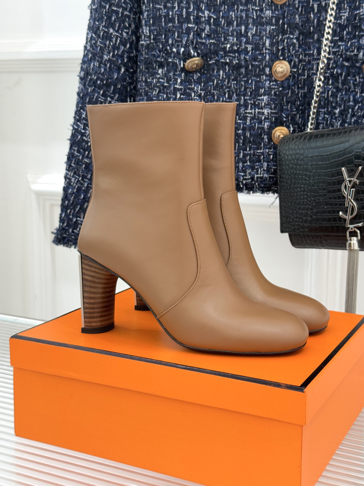 NO:682519,Hermès/Hermès 25WF new retro minimalist thick-heeled short boots. This pair of retro minimalist boots uses a concise silhouette to find the perfect balance between nostalgia and modernity. It is extremely simple to interpret the fashion philosophy of 'less is luxury' and has become a style item in the autumn and winter wardrobe. The 7cm thick heel has been repeatedly adjusted to the angle of inclination, taking into account the upright aura of high heels and the stable feel of flat shoes. Pair it with a silhouette coat to demonstrate the aesthetics of urban power.  This pair of short boots is a contemporary annotation of the retro trend, and it is also a fashionable expression of pragmatism - polished with hand-made temperature for comfort, with minimalist design to combat the fleeting fashion. The elegant power of time travel is reflected in every step. The fabric is made of original customized leather, the inner pads are all sheepskin, the Italian imported genuine leather outsole size35-39 (customized 40/41/42), boots, hermes, hermes, boots, flats, high heels, sheepskin, Leather soles19860909Hermès/爱马仕25WF新品复古极简 粗跟短靴 这双复古极简短靴以凝练轮廓 在怀旧与摩登间找到完美平衡 极简便诠释出“少即是奢”的时尚哲学 成为秋冬衣橱里的风骨单品. 7cm粗跟经反复调校倾斜角度 兼顾高跟鞋的挺拔气场与平底鞋的稳健脚感 搭配廓形大衣演绎都市权力美学 这双短靴是复古风潮的当代注解 更是实用主义的时髦表达 ——用手工温度打磨舒适 以极简设计对抗流行转瞬 步履间皆是穿越时光的优雅力量. 面料采用原版定制皮料 内里垫脚均为羊皮 意大利进口真皮大底 size35-39（40/41/42定制）,靴子,hermes,hermes,boots,flats,high heels,sheepskin,Leather soles,Women's Shoes