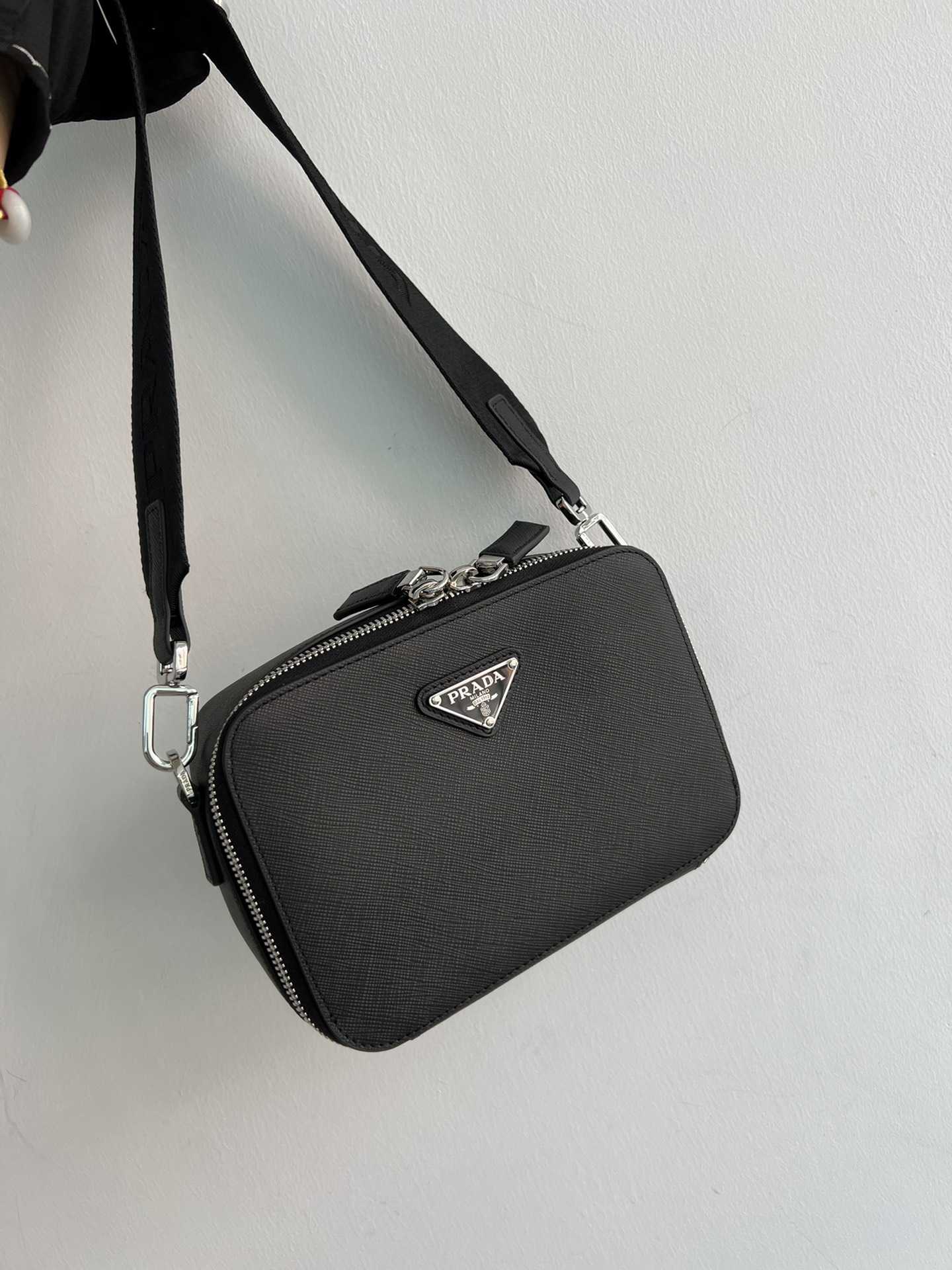 Pradas new original camera bag official 2VH070 has arrived! The new box-shaped camera bag at the counter, with a triangular enamel logo that adds