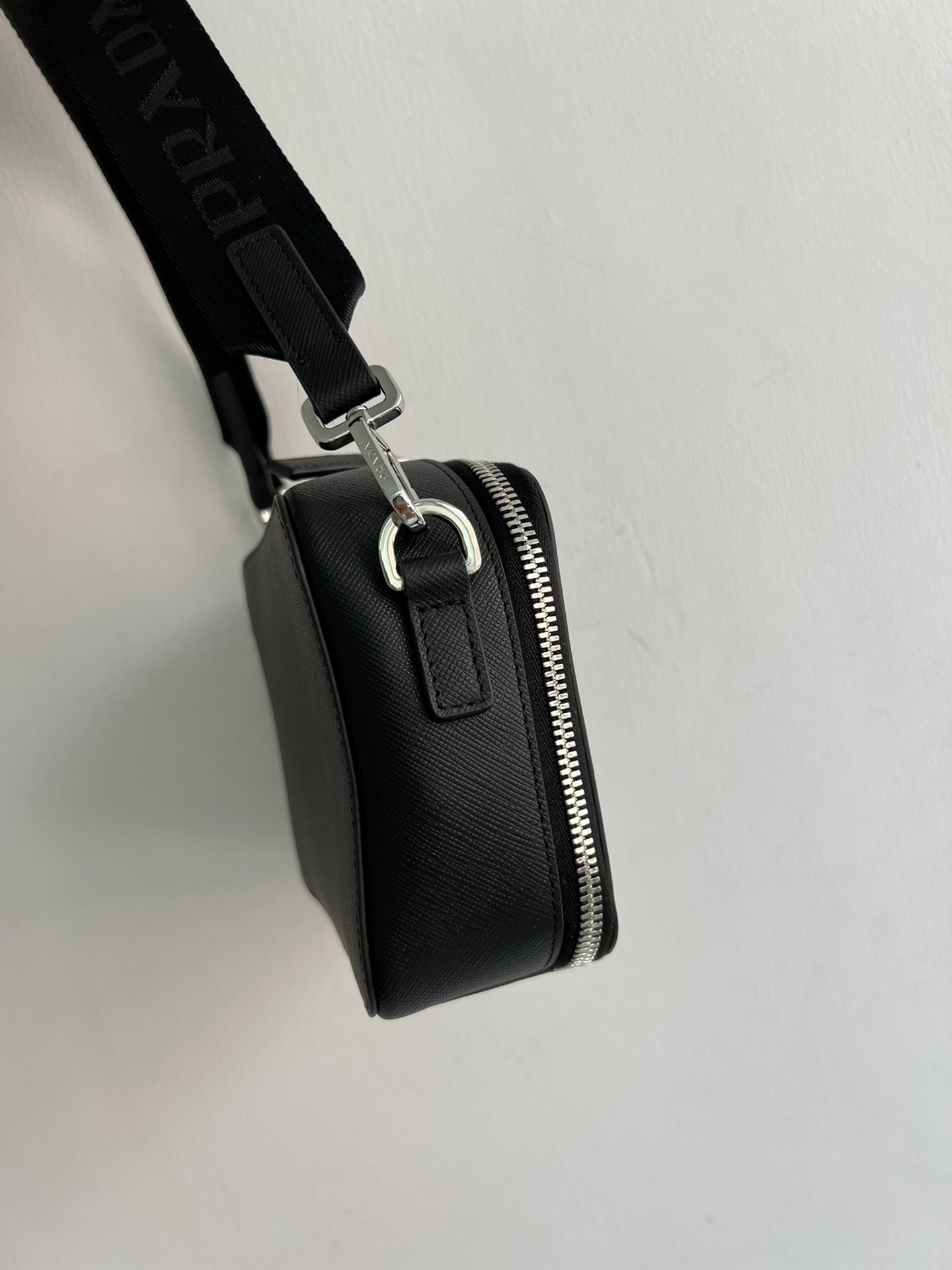 Pradas new original camera bag official 2VH070 has arrived! The new box-shaped camera bag at the counter, with a triangular enamel logo that adds