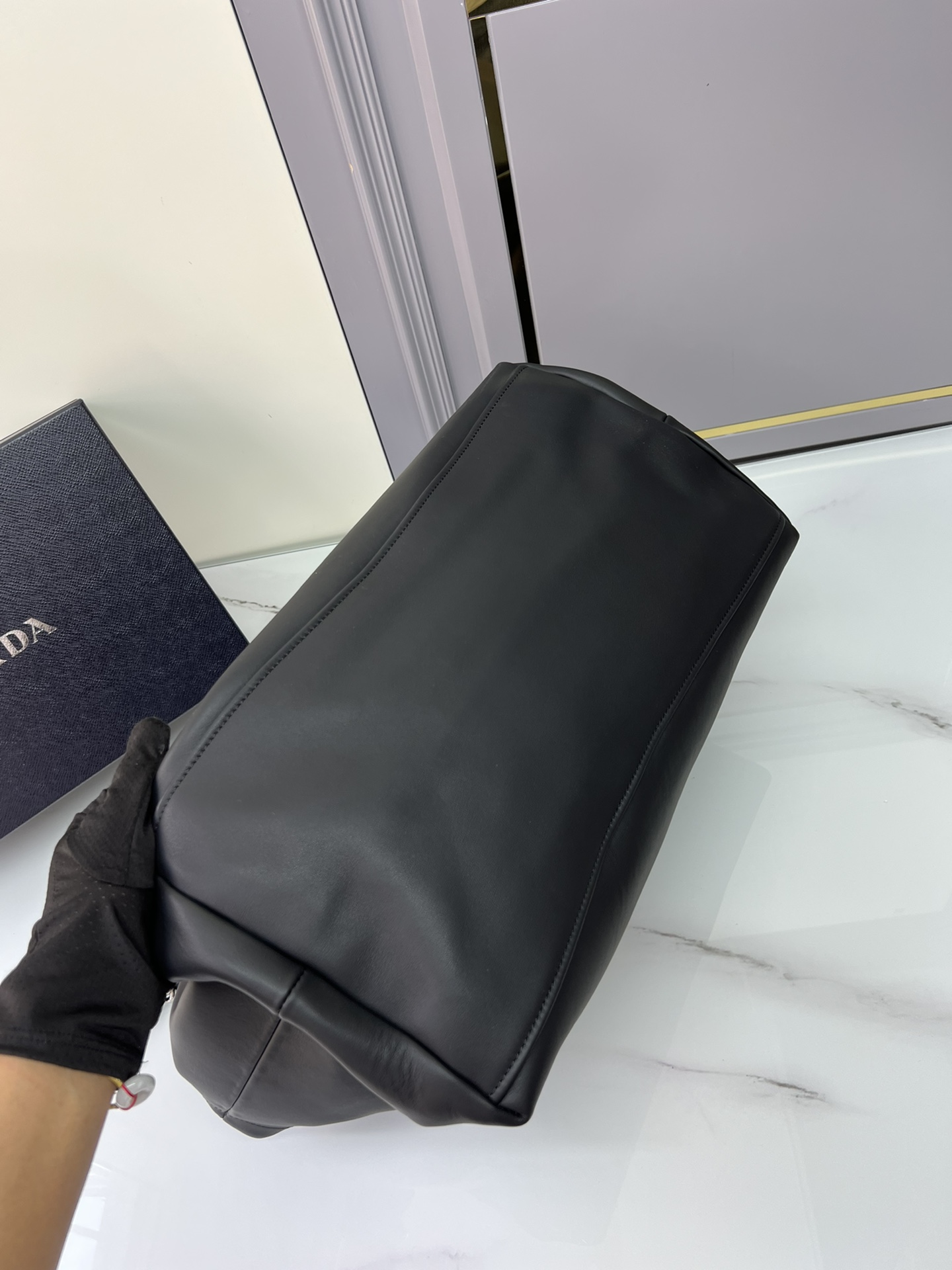 托特包1BA638白叻五金这款采用进口小牛皮单肩超级经典网红款黑银搭配很显高贵和气质皮质的耐磨好打理简约