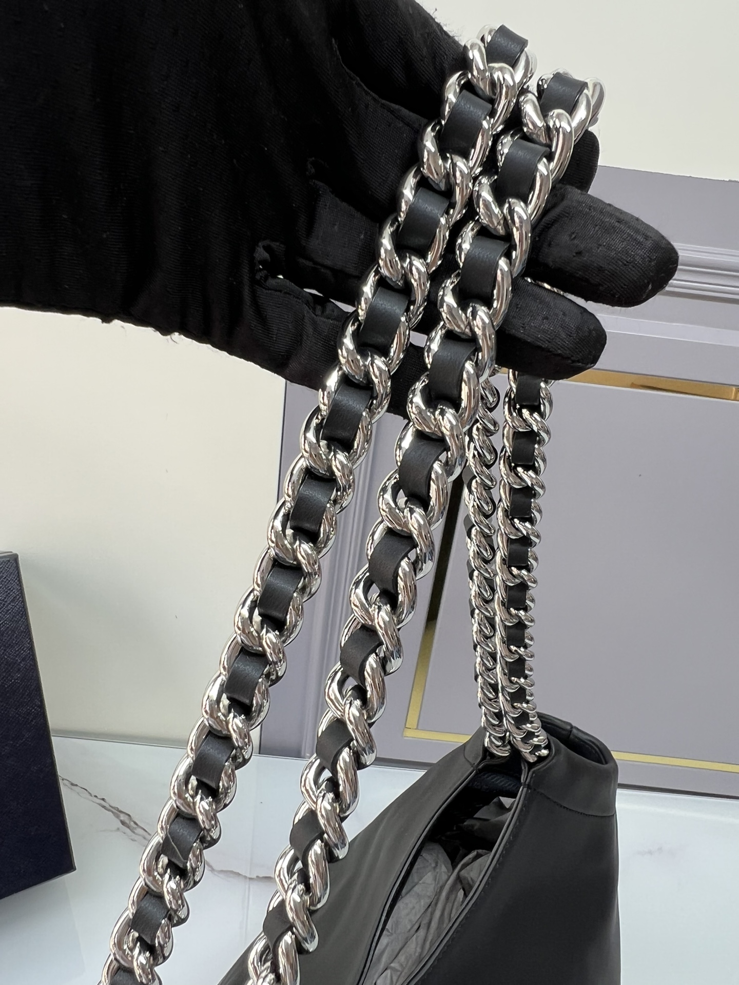 托特包1BA638白叻五金这款采用进口小牛皮单肩超级经典网红款黑银搭配很显高贵和气质皮质的耐磨好打理简约