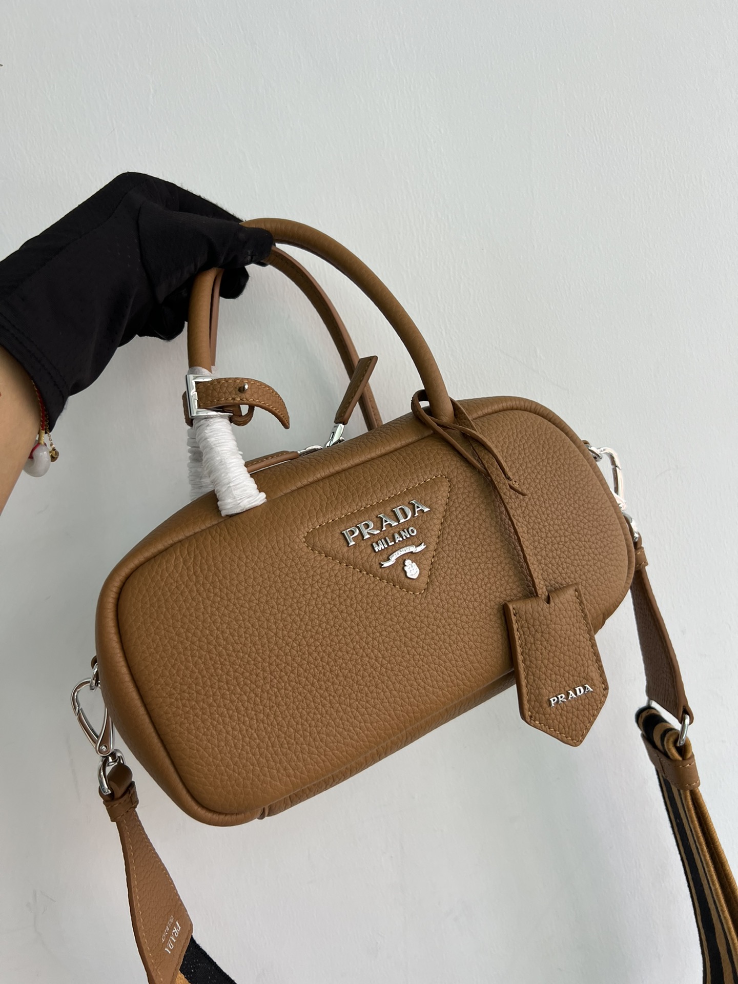 1BB102, the latest pillow bag purchased from prada's 23 counters, has arrived. It is imported deerskin grain cowhide, with an inner lining bag an