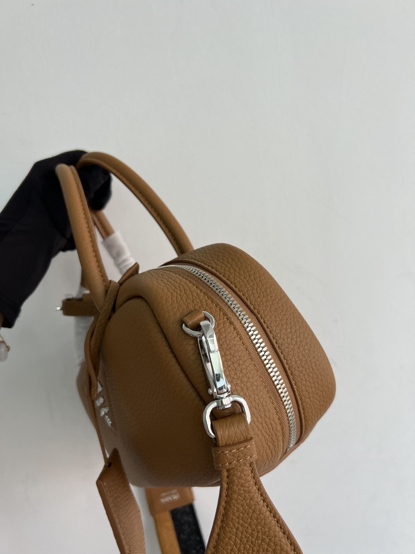 1BB102, the latest pillow bag purchased from prada's 23 counters, has arrived. It is imported deerskin grain cowhide, with an inner lining bag an