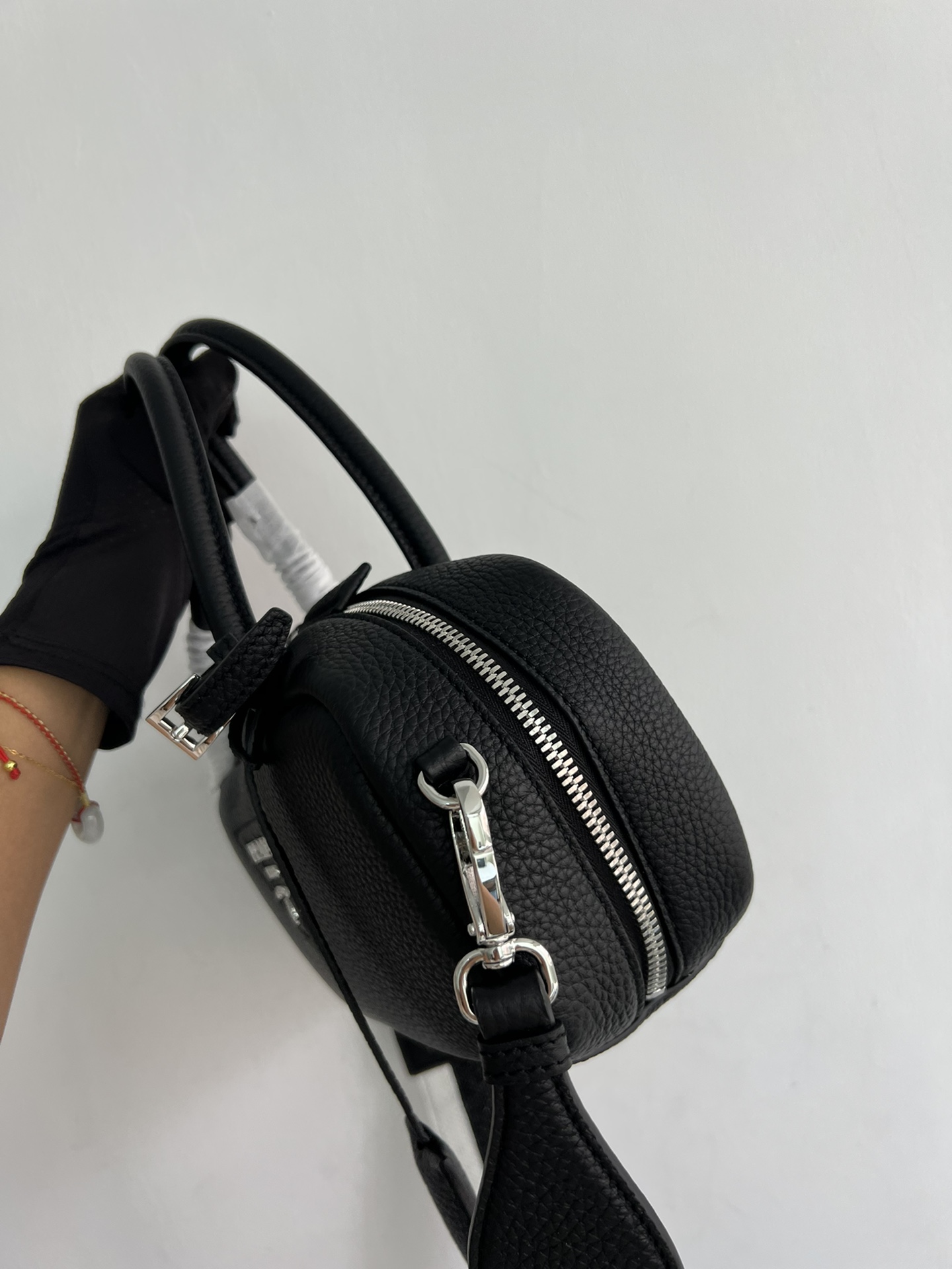 1BB102, the latest pillow bag purchased from prada's 23 counters, has arrived. It is imported deerskin grain cowhide, with an inner lining bag an