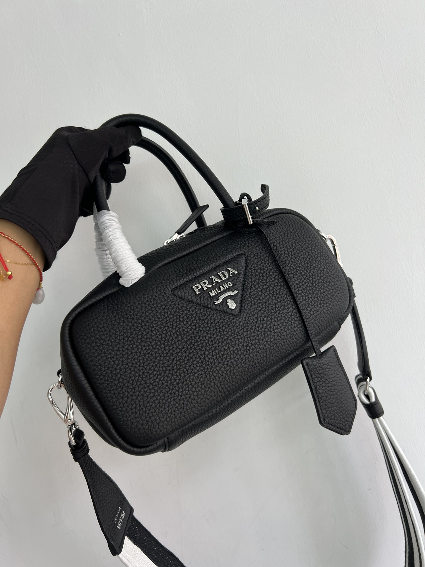 1BB102, the latest pillow bag purchased from prada's 23 counters, has arrived. It is imported deerskin grain cowhide, with an inner lining bag an
