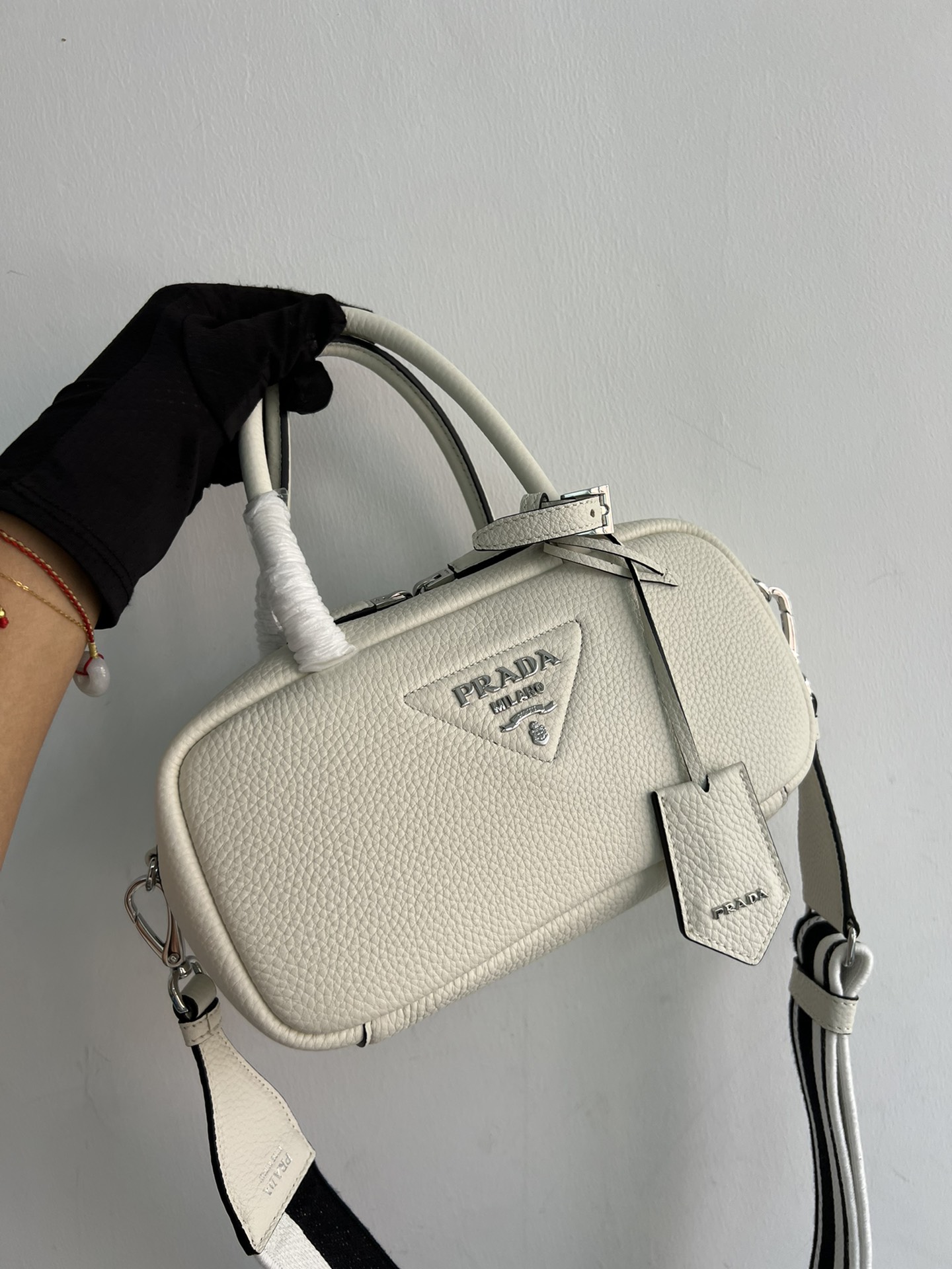 1BB102, the latest pillow bag purchased from prada's 23 counters, has arrived. It is imported deerskin grain cowhide, with an inner lining bag an