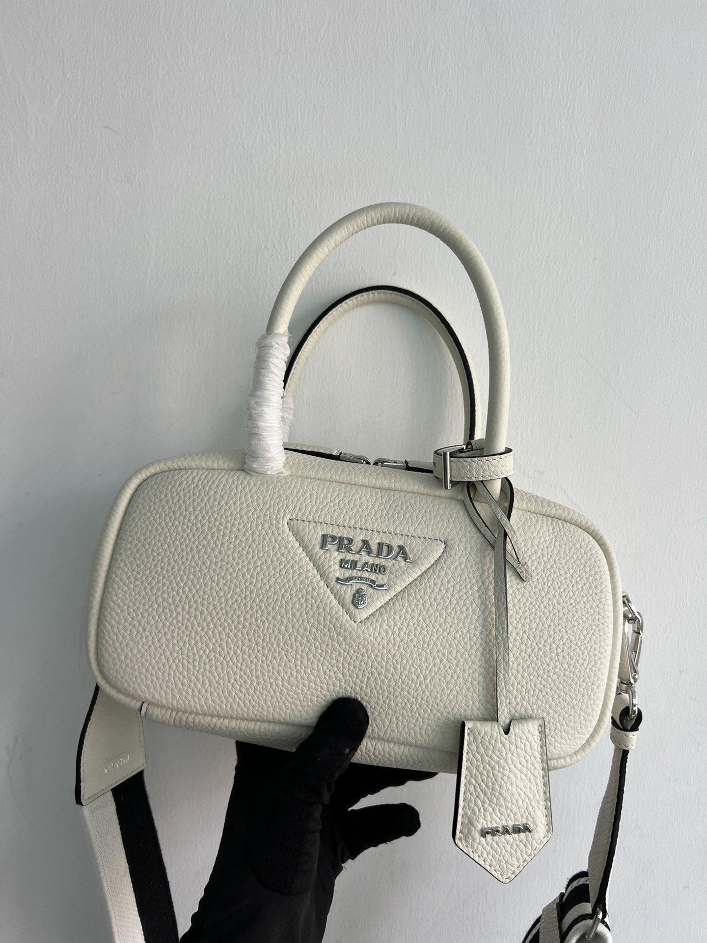 1BB102, the latest pillow bag purchased from prada's 23 counters, has arrived. It is imported deerskin grain cowhide, with an inner lining bag an