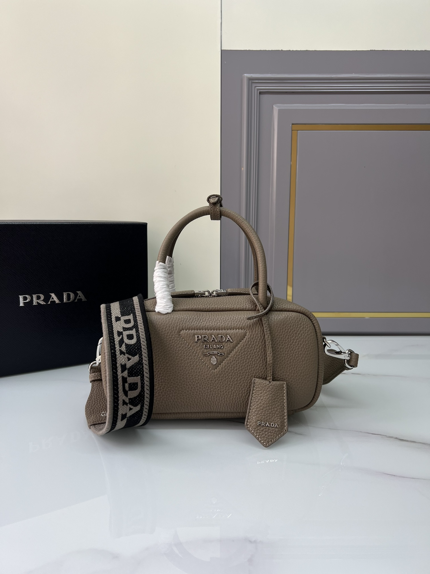 1BB102, the latest pillow bag purchased from prada's 23 counters, has arrived. It is imported deerskin grain cowhide, with an inner lining bag an