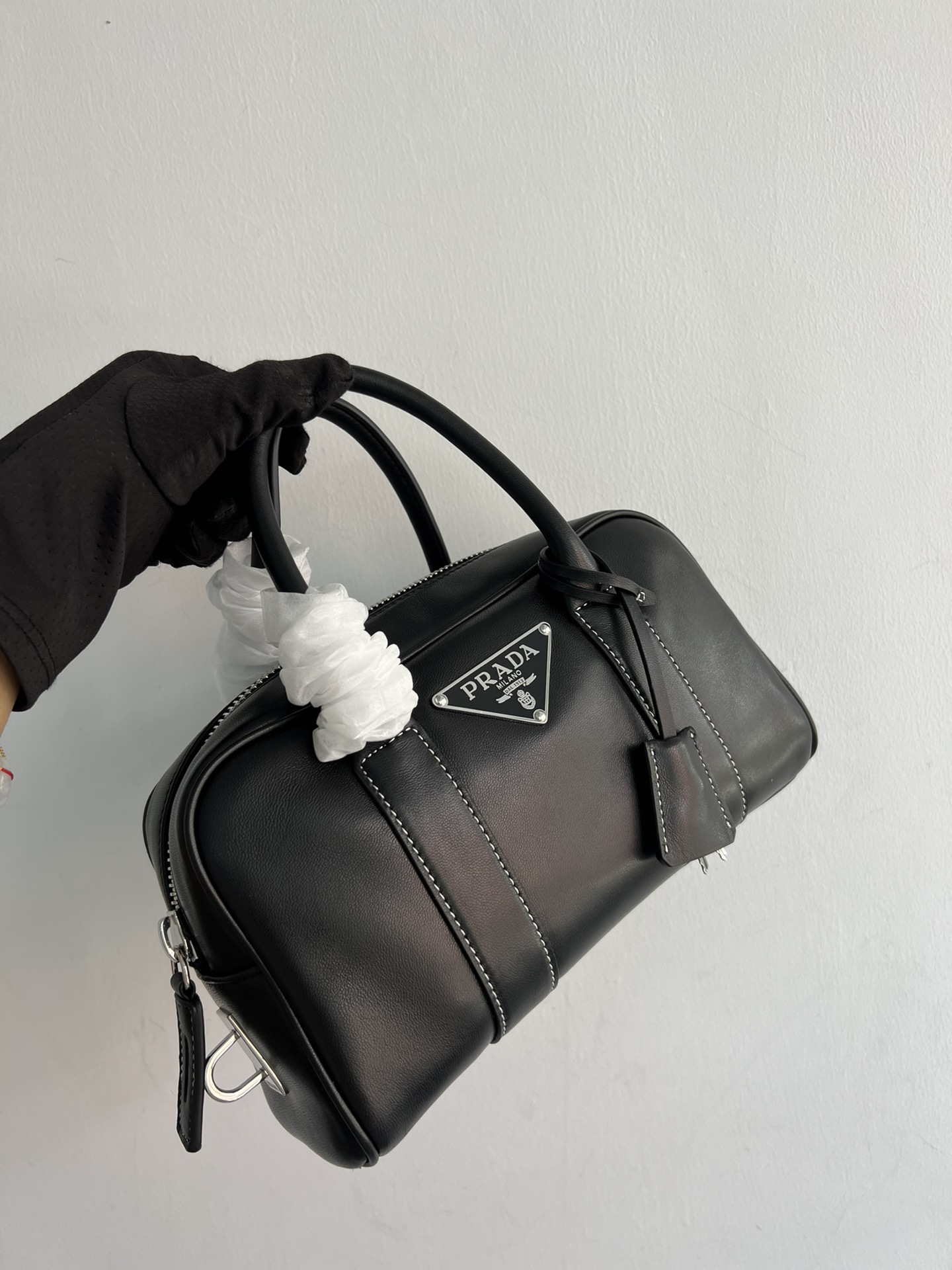Prada counter version secondhand Boston 1BA846 new style! This Boston handbag from Prada is super cute. It has imported calfskin, a prominent tri