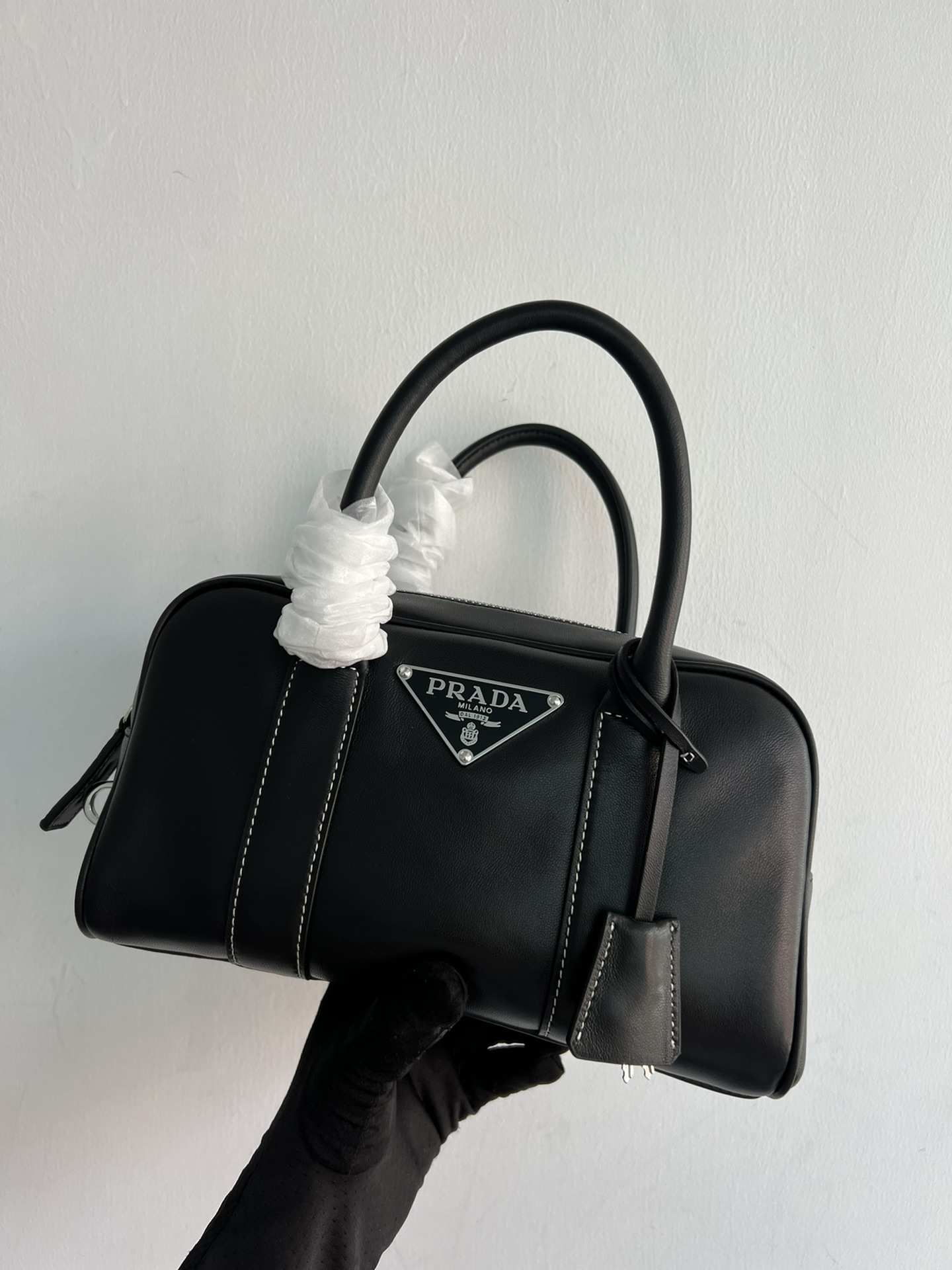 Prada counter version secondhand Boston 1BA846 new style! This Boston handbag from Prada is super cute. It has imported calfskin, a prominent tri