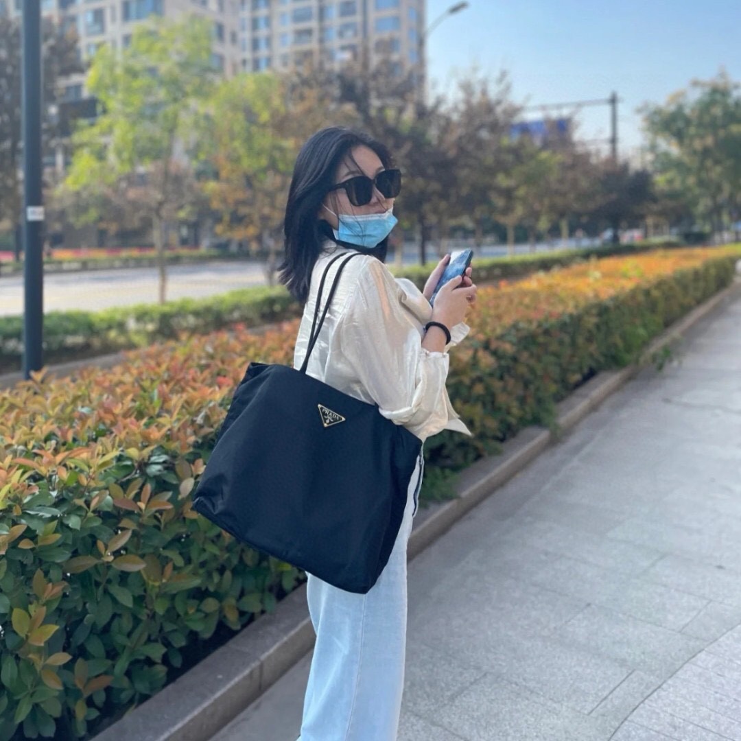 Prada Large upper body picture~