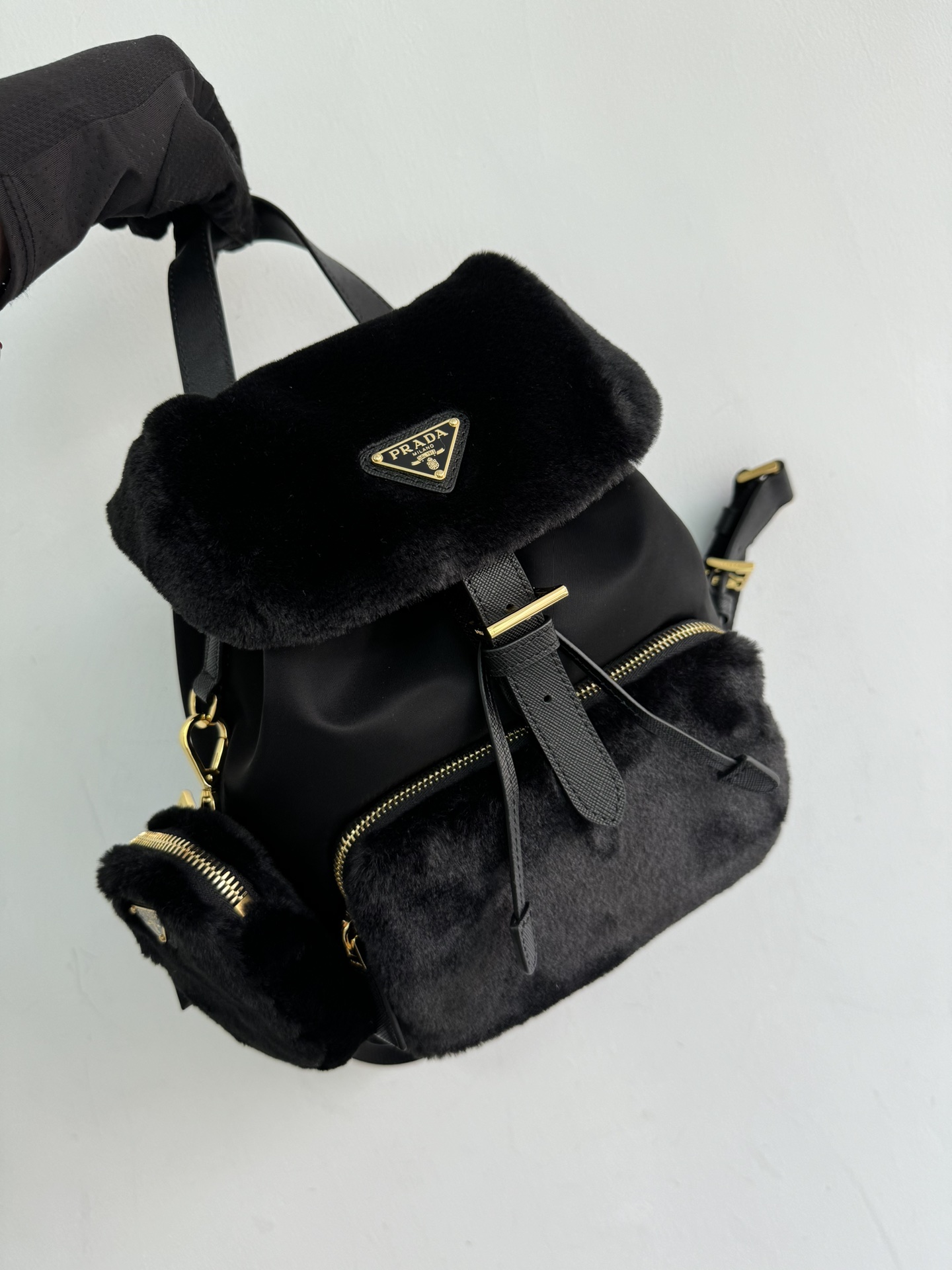Prada's new wool backpack, officially sold in 1BZ074 during the New Year, combines the practicality of the innovative regenerated nylon yarn Re-N