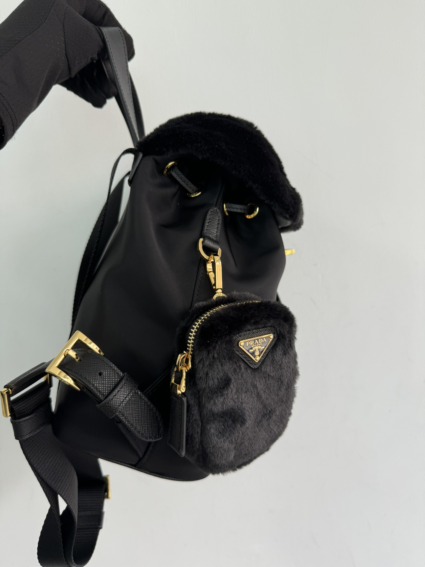Prada's new wool backpack, officially sold in 1BZ074 during the New Year, combines the practicality of the innovative regenerated nylon yarn Re-N
