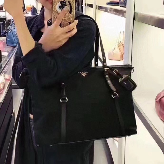 Prada Product _dIoqfQLfxYqESjAQFbrZg1PhEQABAosvGXmjOHg