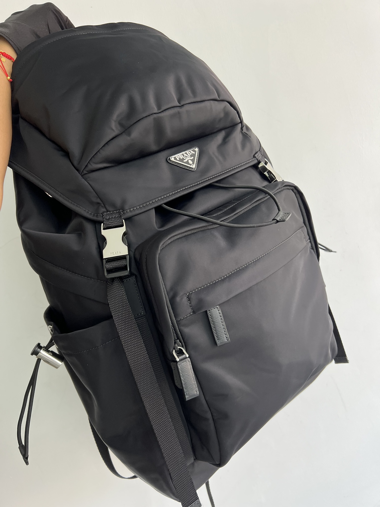 Prada Official 2VZ090 new mountaineering bag from the original factory! This backpack has a technological appearance and a practical interior spa