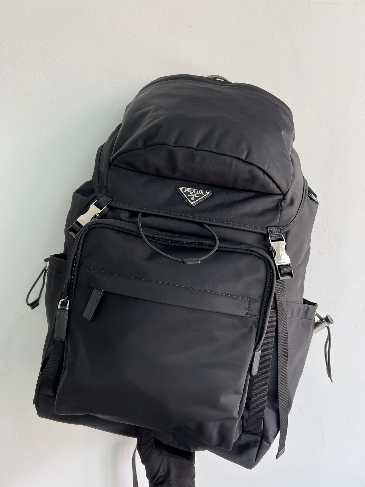 Prada Official 2VZ090 new mountaineering bag from the original factory! This backpack has a technological appearance and a practical interior spa