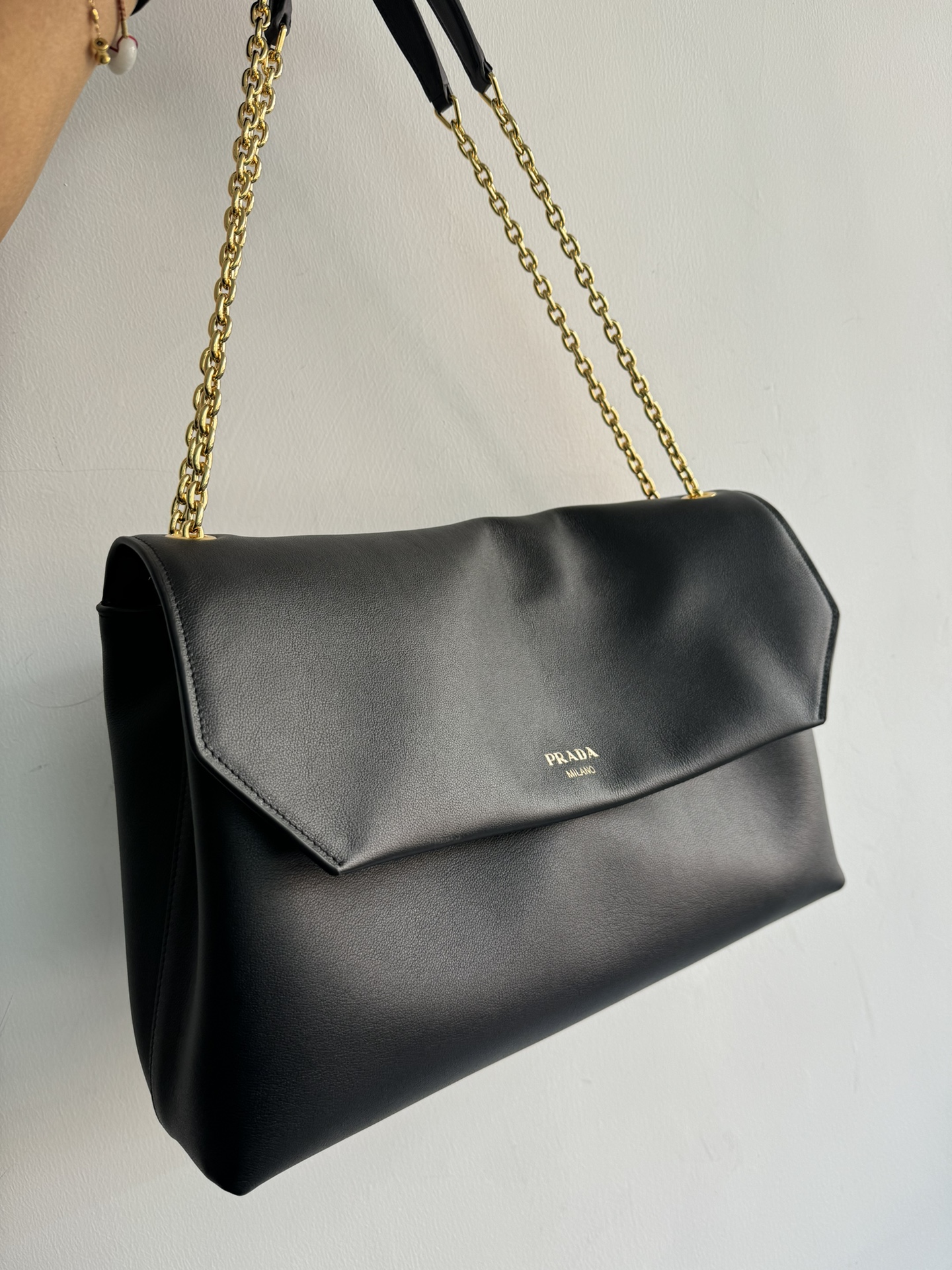 24 new 1BD368 chain bag, Prada chain handbag is made of imported calfskin, with imported soft sheepskin interior, LOGO screen printing on the fro
