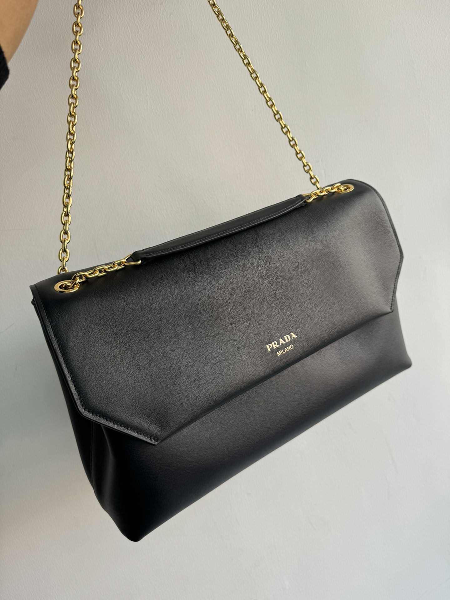 24 new 1BD368 chain bag, Prada chain handbag is made of imported calfskin, with imported soft sheepskin interior, LOGO screen printing on the fro