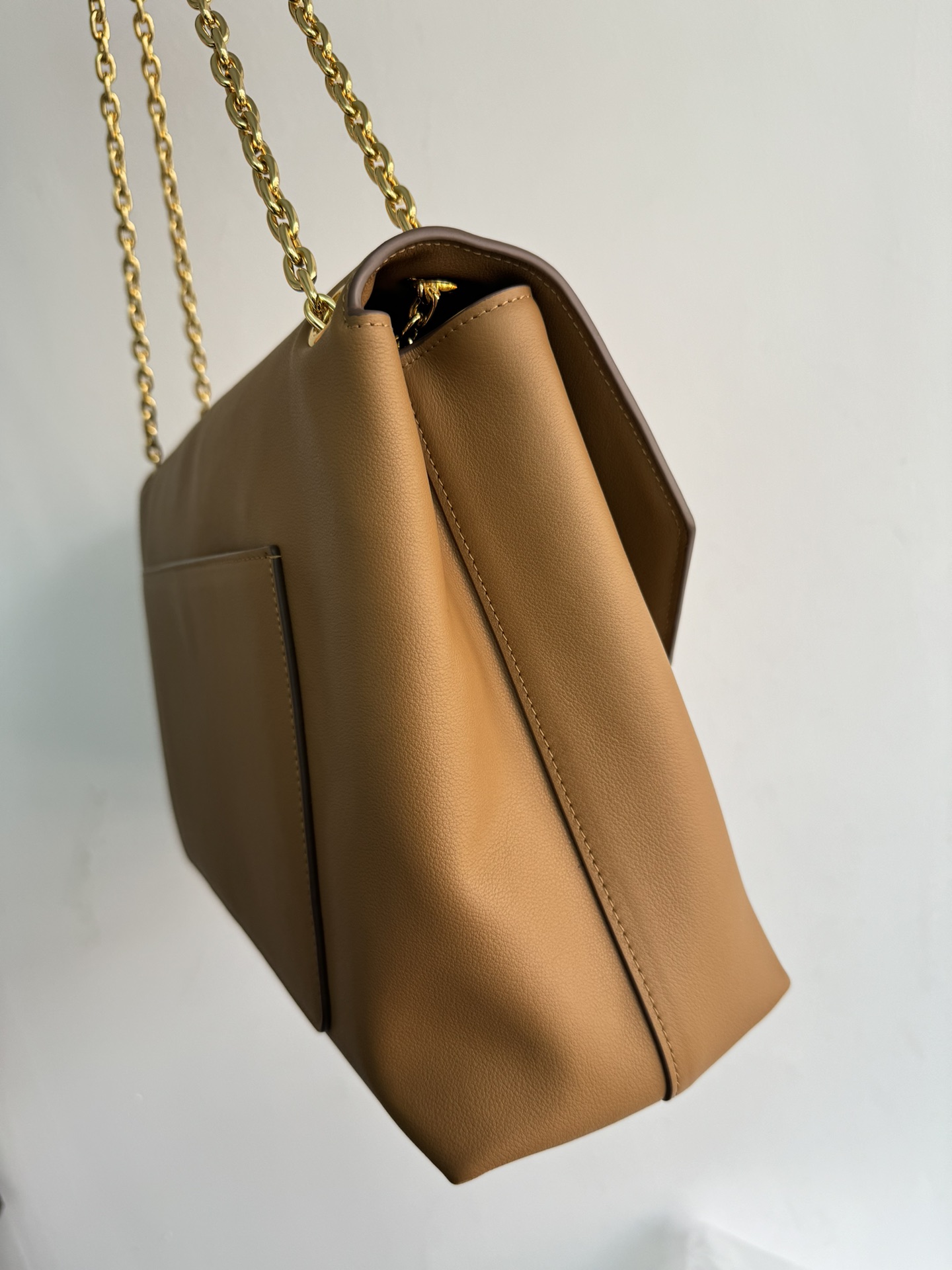 24 new 1BD368 chain bag, Prada chain handbag is made of imported calfskin, with imported soft sheepskin interior, LOGO screen printing on the fro